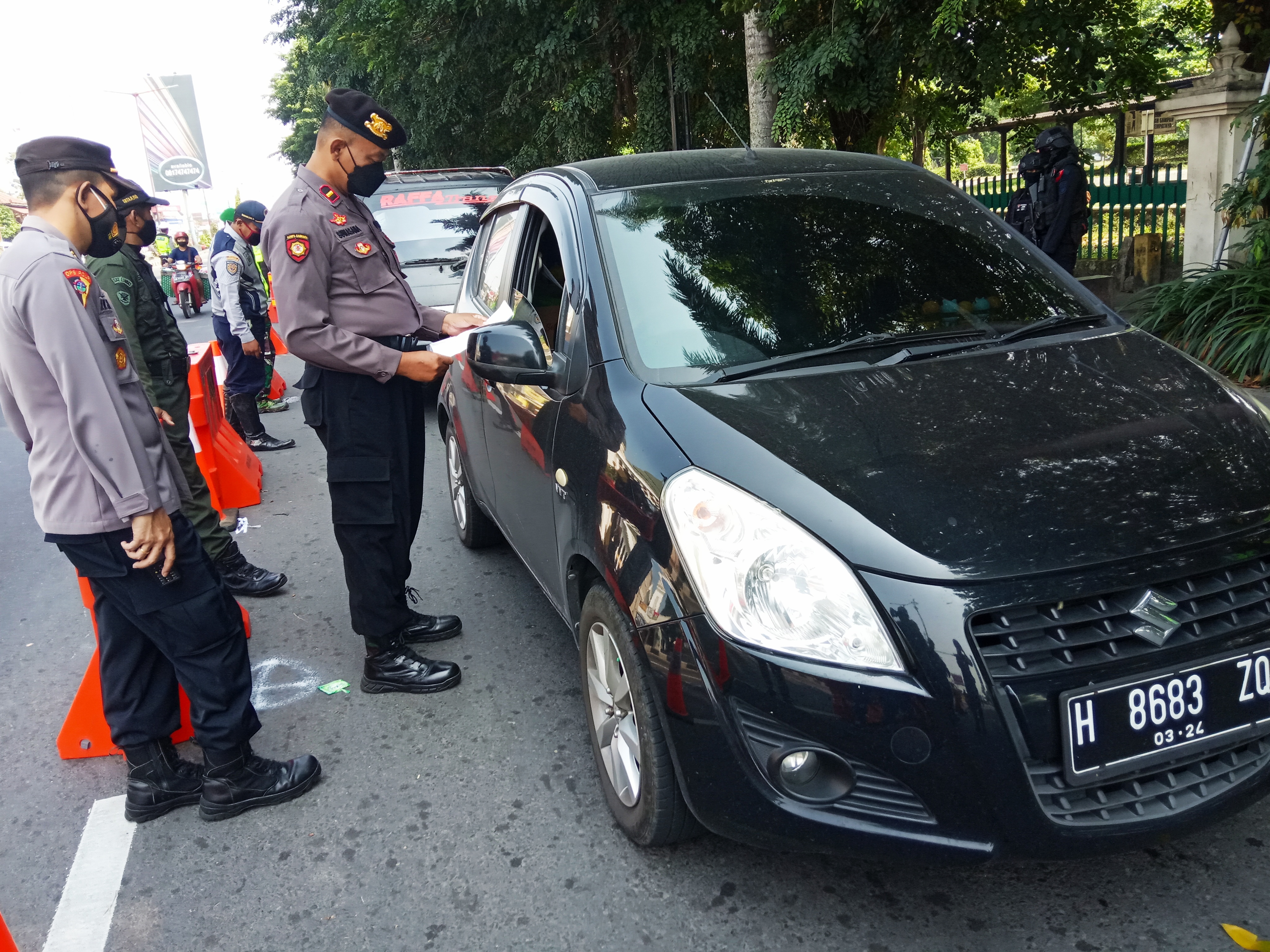 Petugas Polres Klaten melakukan penyekatan kendaraan dari luar kota
