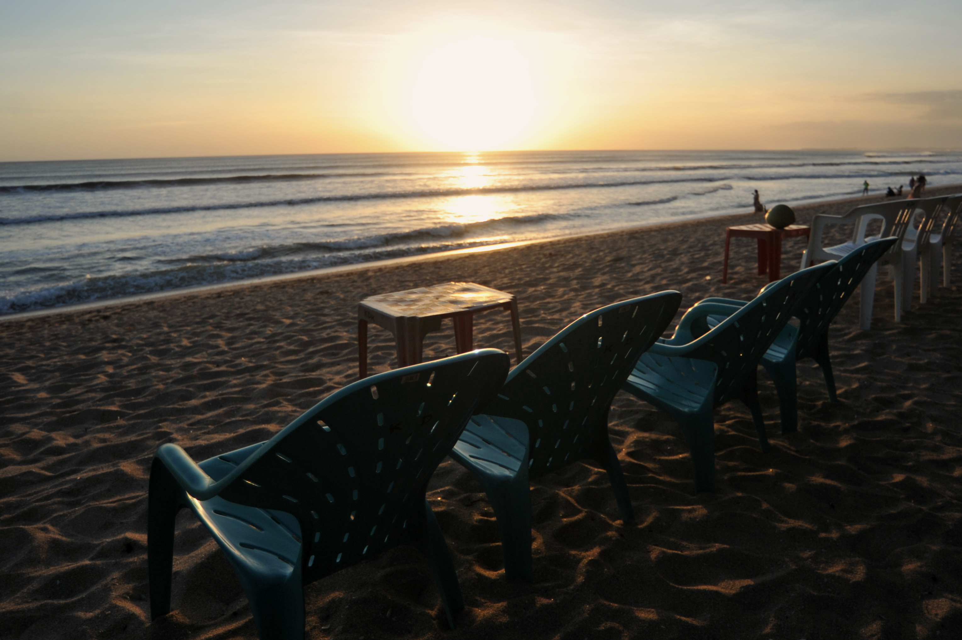 Kursi kosong berjejer di kawasan pariwisata Pantai Kuta, Badung, Bali.