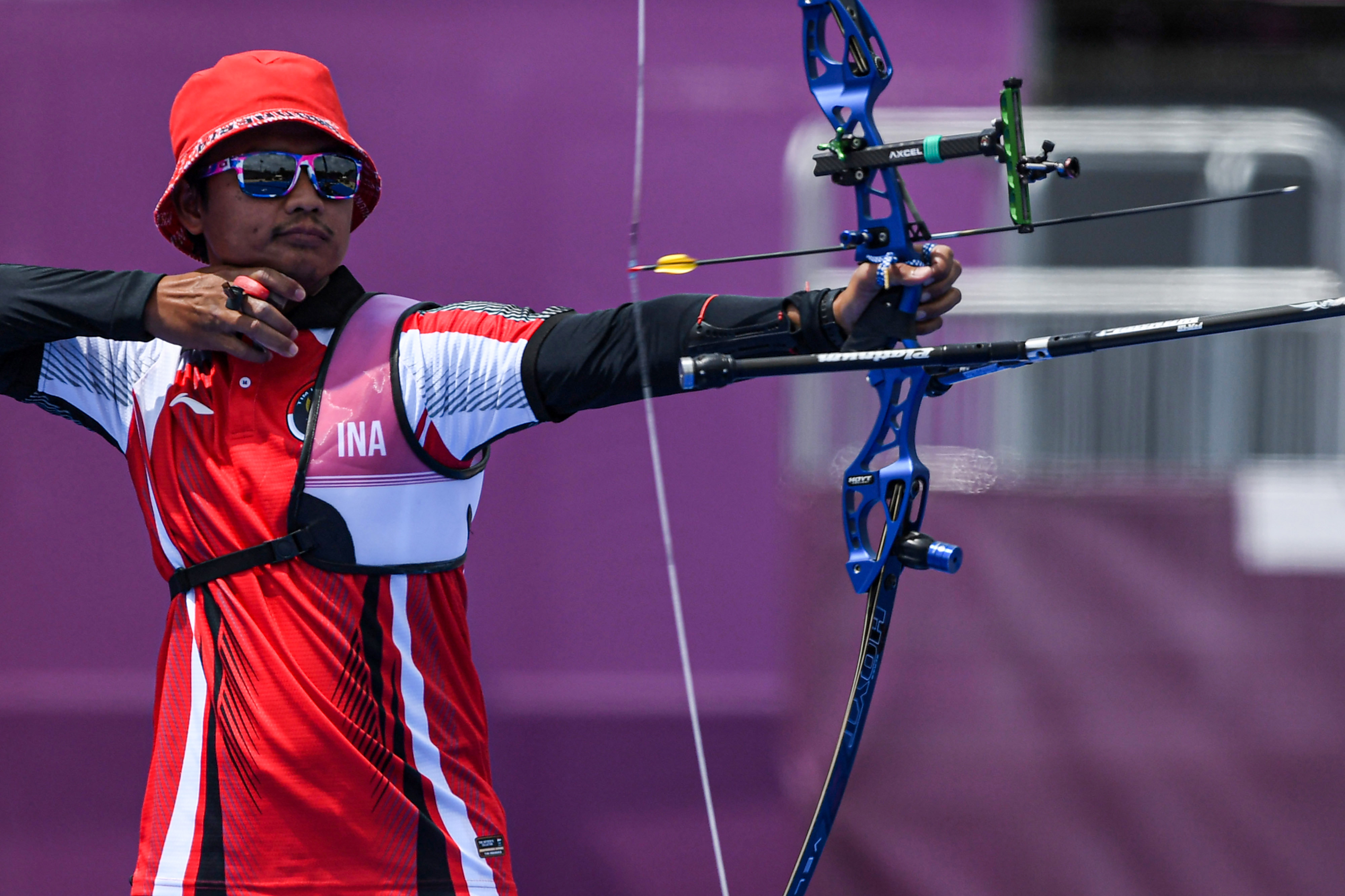 Atlet panahan Indonesia Riau Ega Agatha Salsabila bersiap melepaskan anak panah.