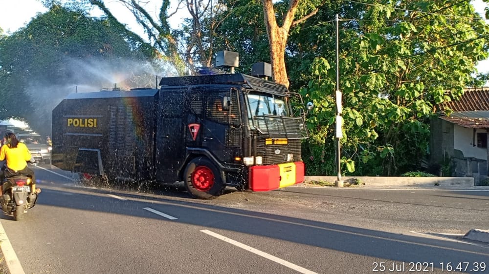 Penyemprotan disinfektan di ruas jalan Kota Klaten.