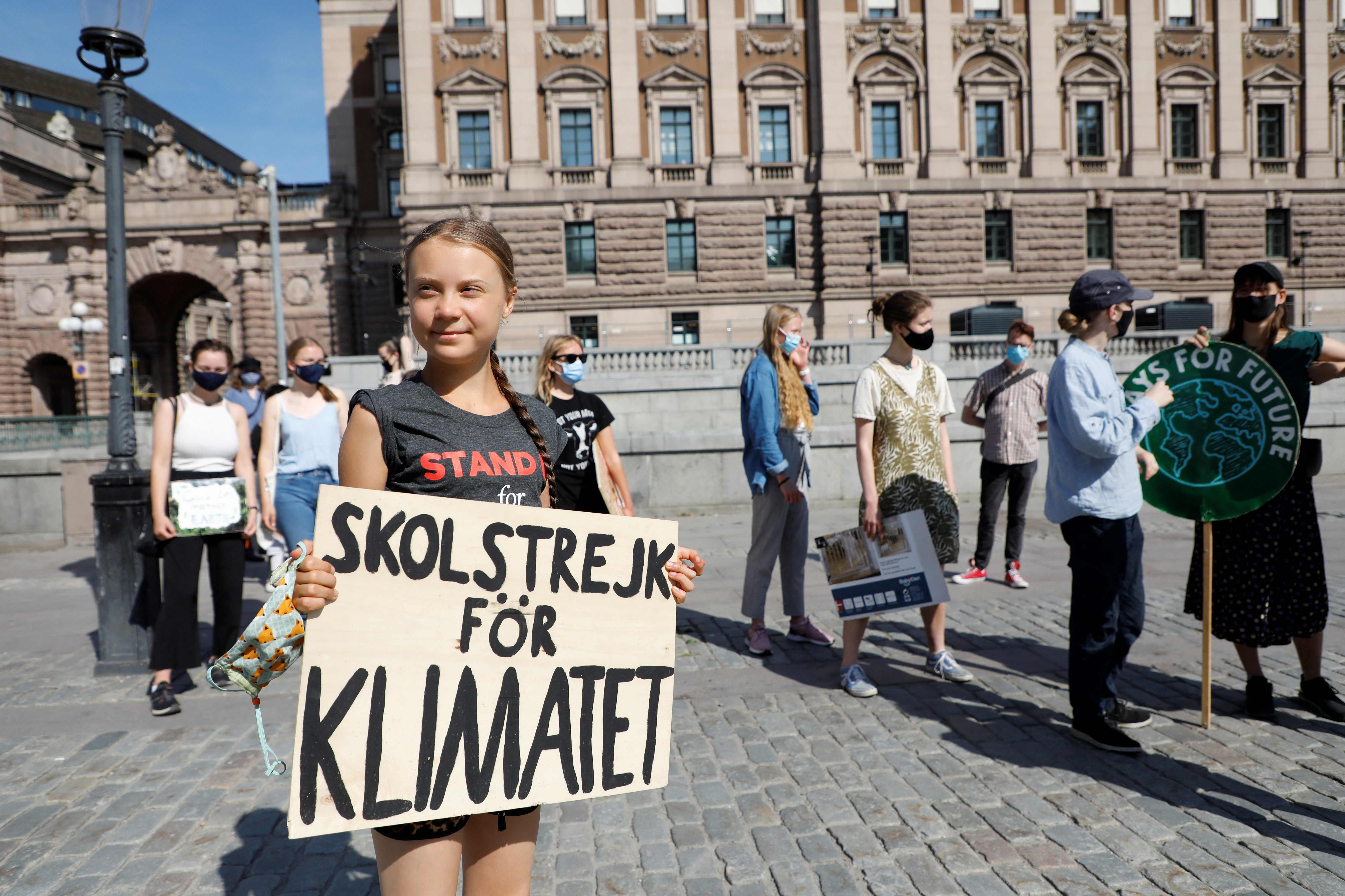 Aktivis Greta Thunberg dan aktivis lainnya berunjuk rasa soal perubahan iklim di depan Gedung Parlemen, Stockholm, Swedia, Jumat (3/7) lalu.