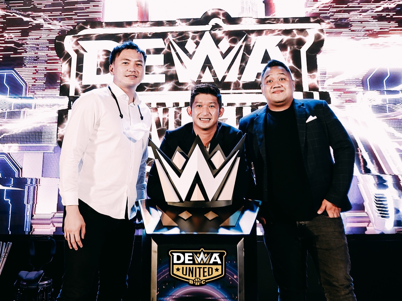 Dewa United resmi mengakuisisi Louvre Surabaya Club.