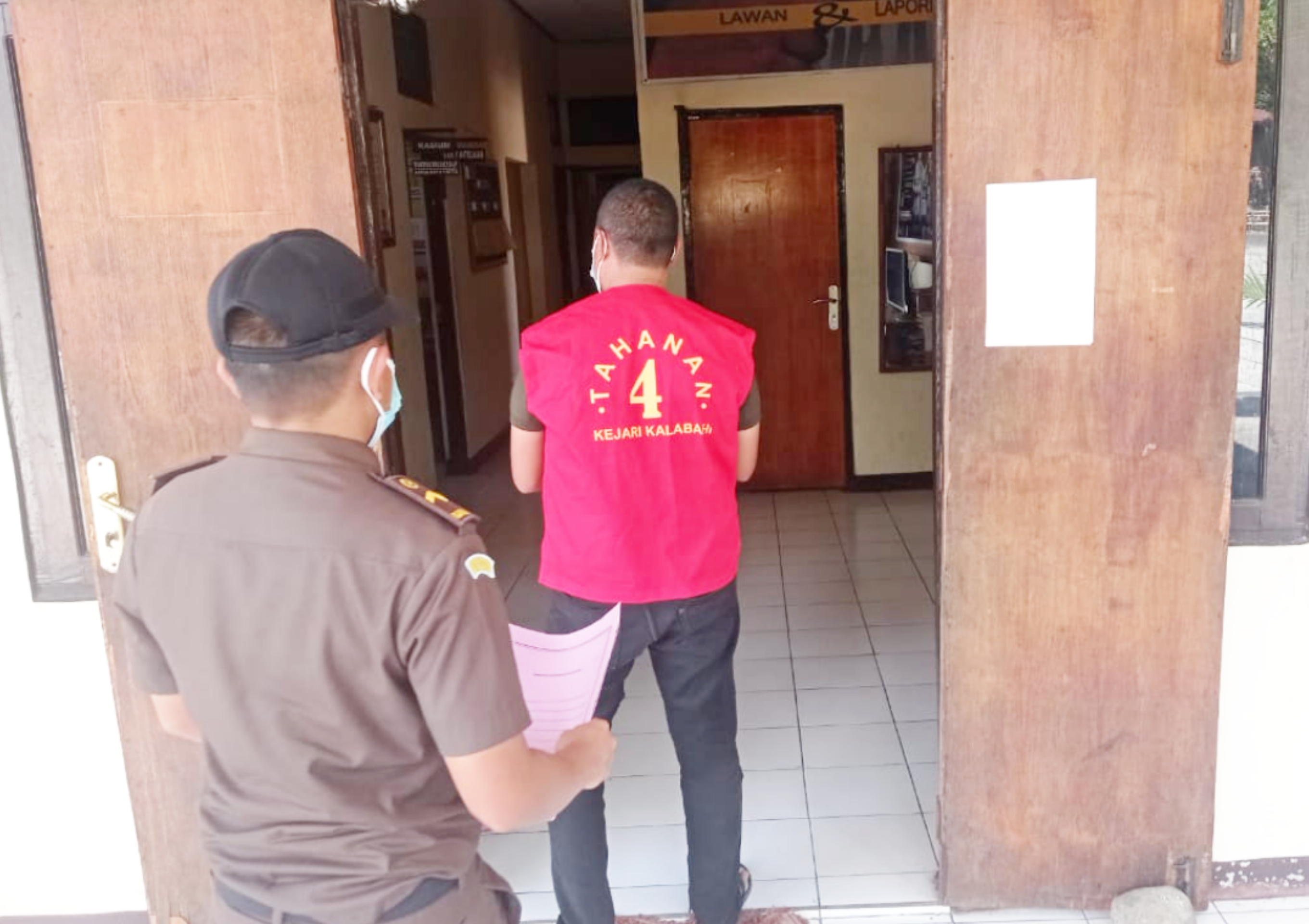 Kades Tubbe Ebenhaezer Sausabu seusai sembuh dari Covid-19 ditahan Kejaksaani Alor  dalam duggaan Korupsi Dana Desa.