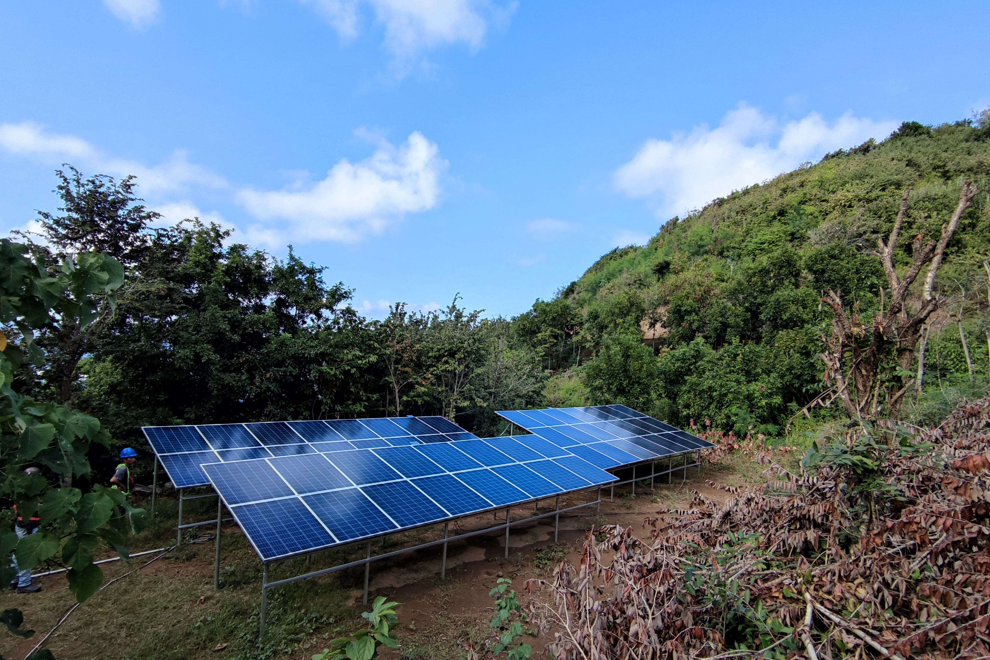Salah satu pompa air tenaga surya di area Tampah Hills, Lombok, Nusa Tenggara Barat.