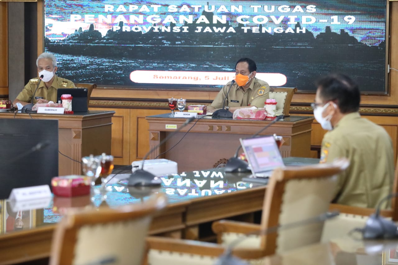 Gubernur Jawa Tengah Ganjar Pranowo (kiri) membentuk Satgas Oksigen.