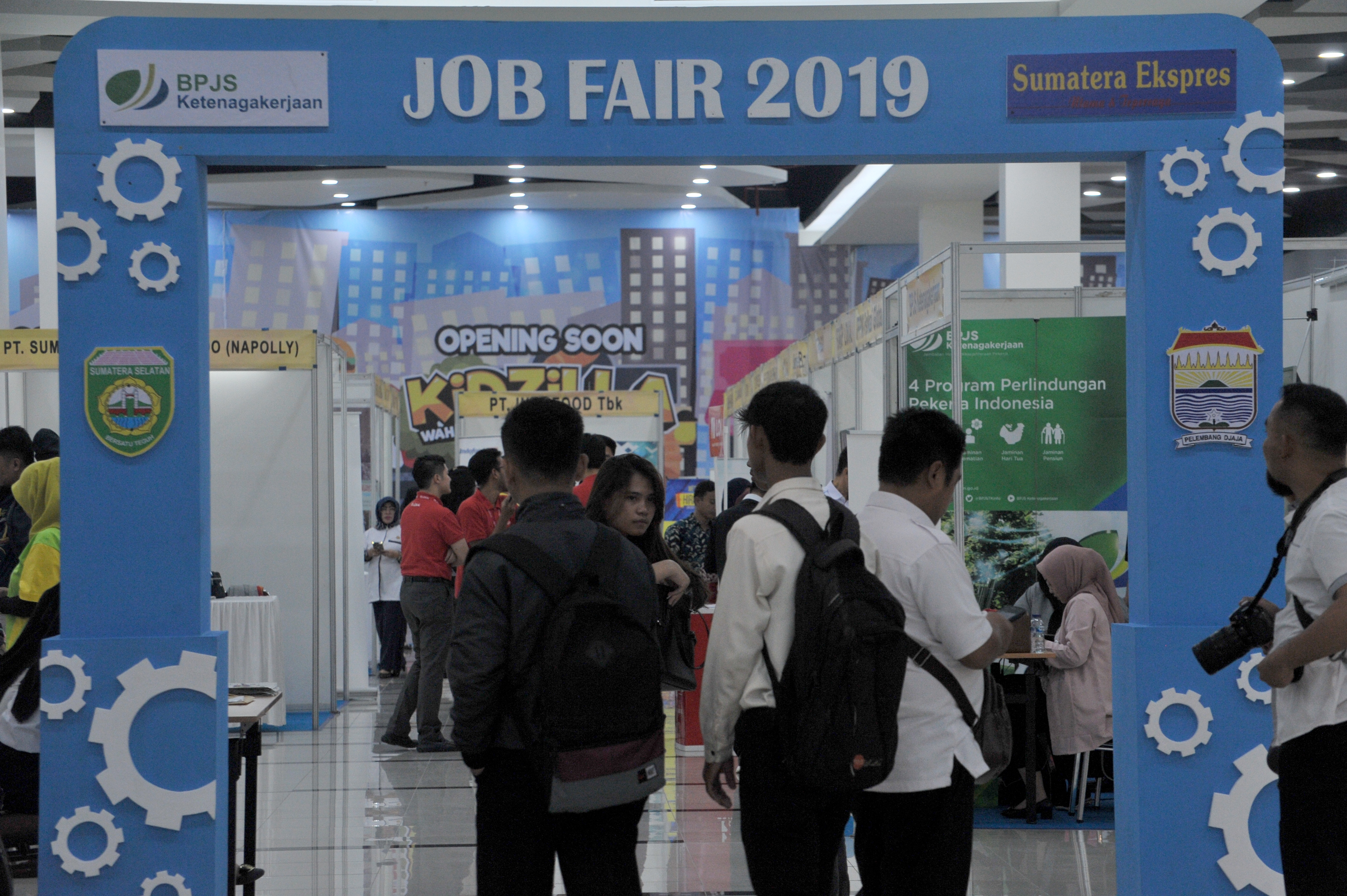 Ilustrasi. Sejumlah pencari kerja mendatangi job fair yang diselenggarakan di Palembang Trade Center Palembang,Sumsel, Rabu (18/12/2019).