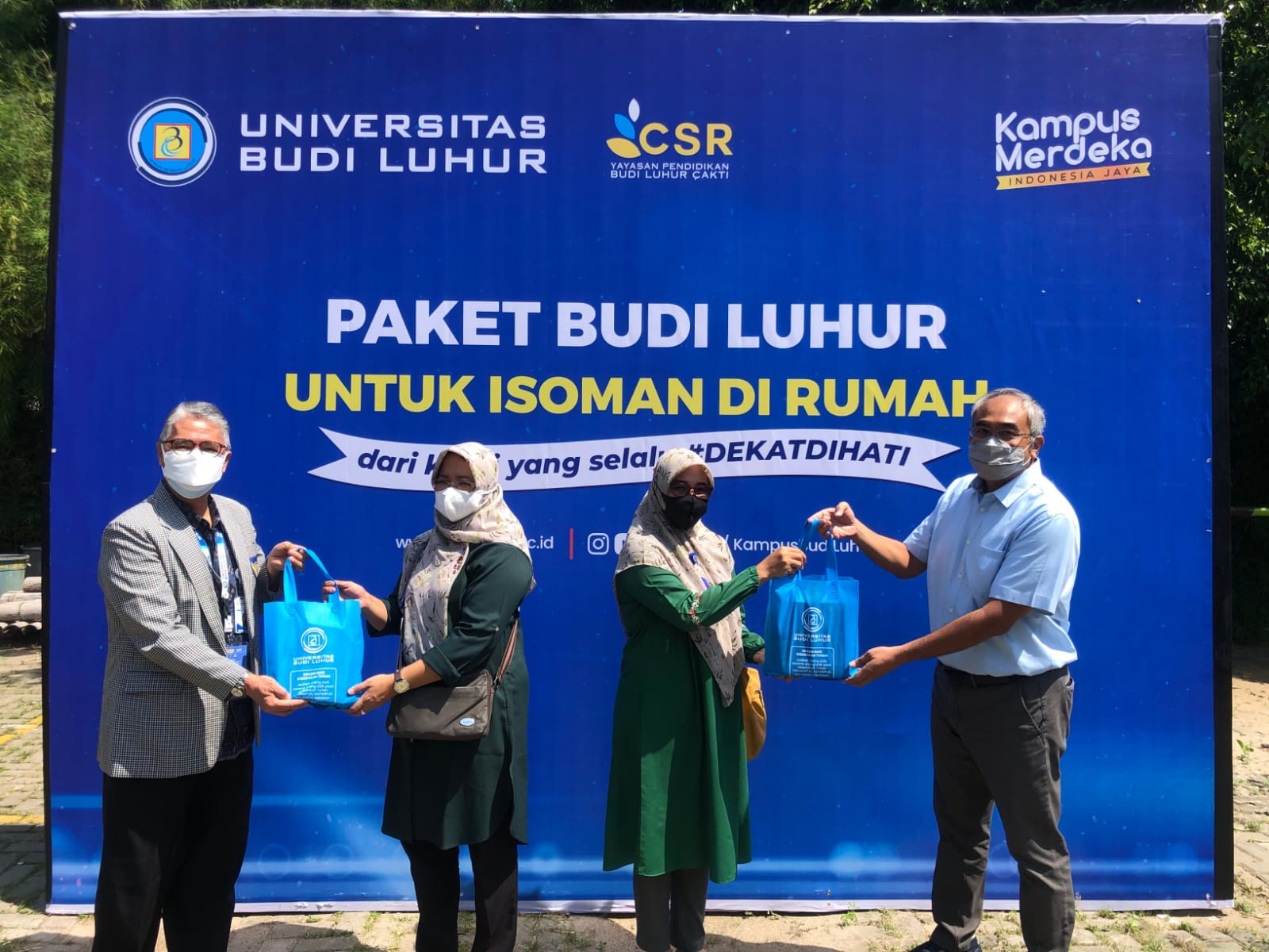 Pemberian paket isoman dari Universitas Budi Luhur