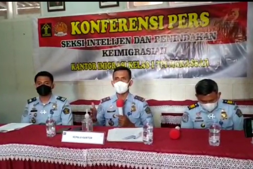 Kepala Kantor Imigrasi Makassar Agus Winarto di kantornya, Senin (5/7). 