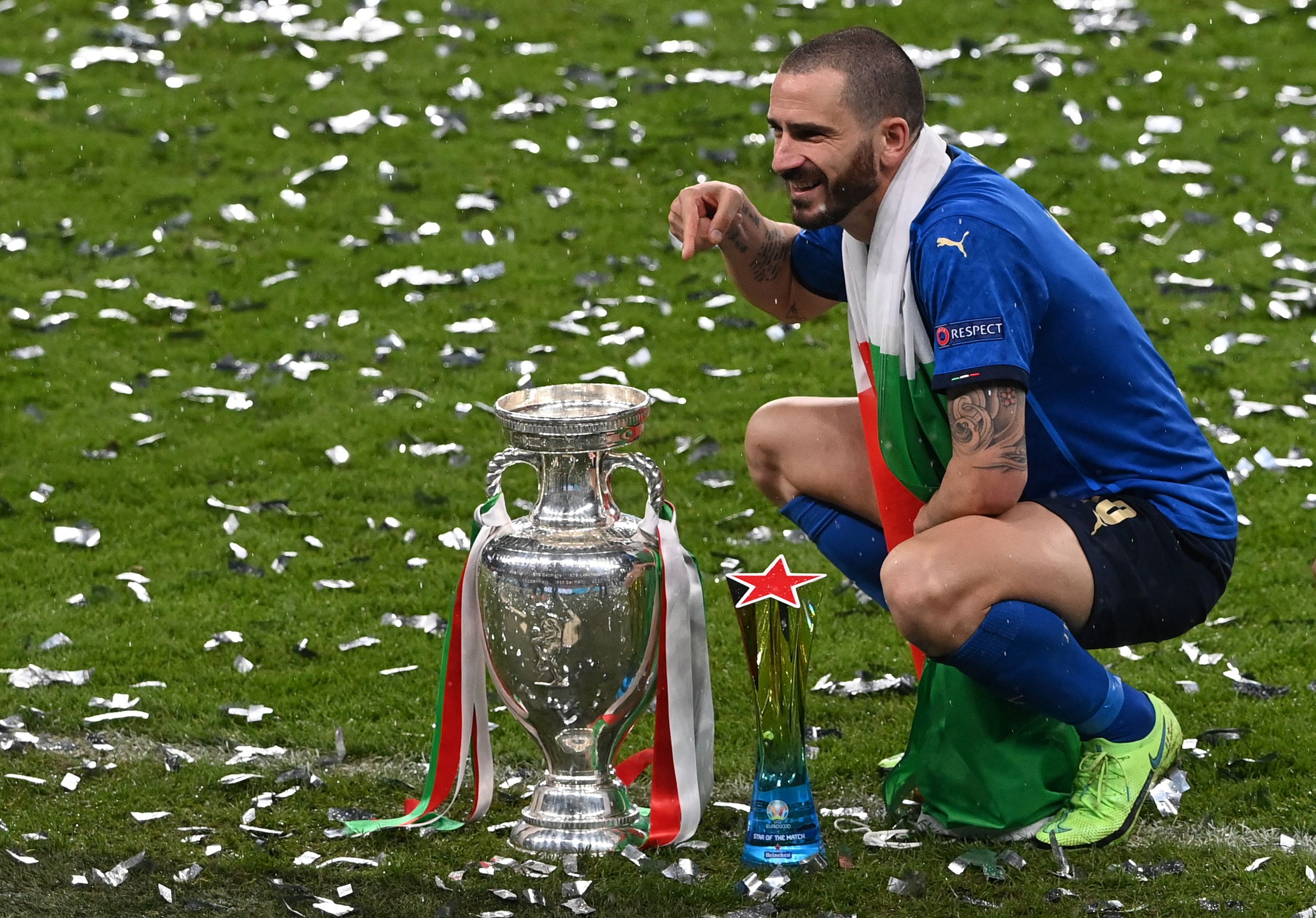 Bek timnas Italia Leonardo Bonucci berpose dengan trofi Piala Eropa dan pemain terbaik final Piala Eropa 2020.