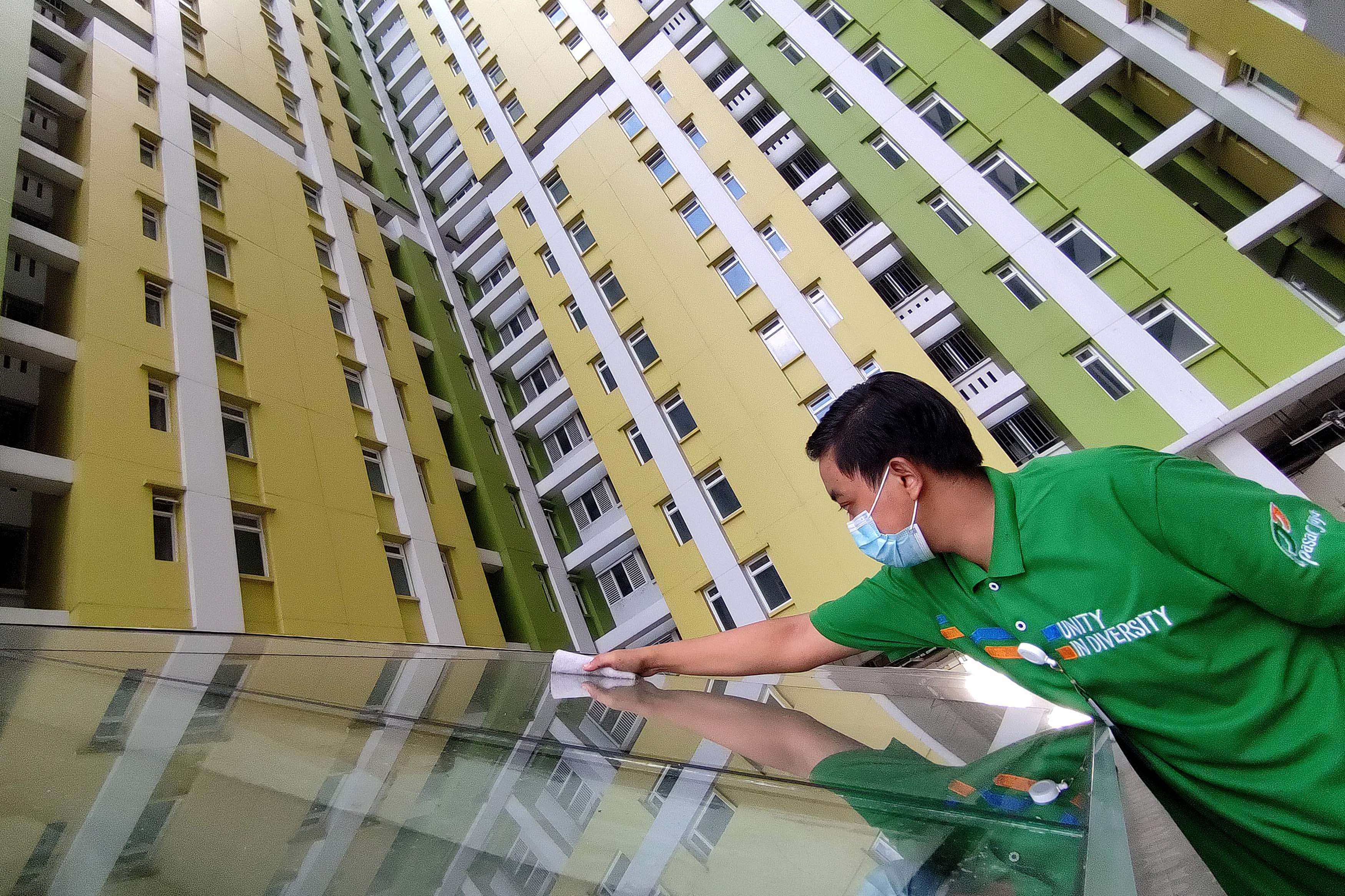 Pekerja membersihkan fasilitas kompleks Rumah Susun (Rusun) Pasar Rumput di kawasan Manggarai yang akan dijadikan tempat isolasi