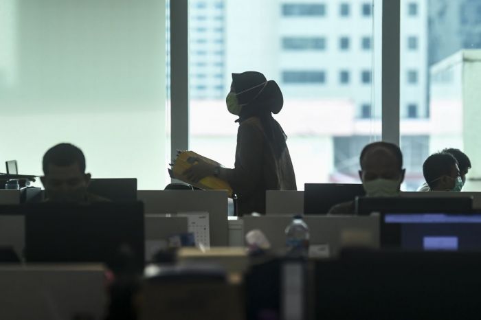 Ilustrasi kerja di kantor saat pandemi