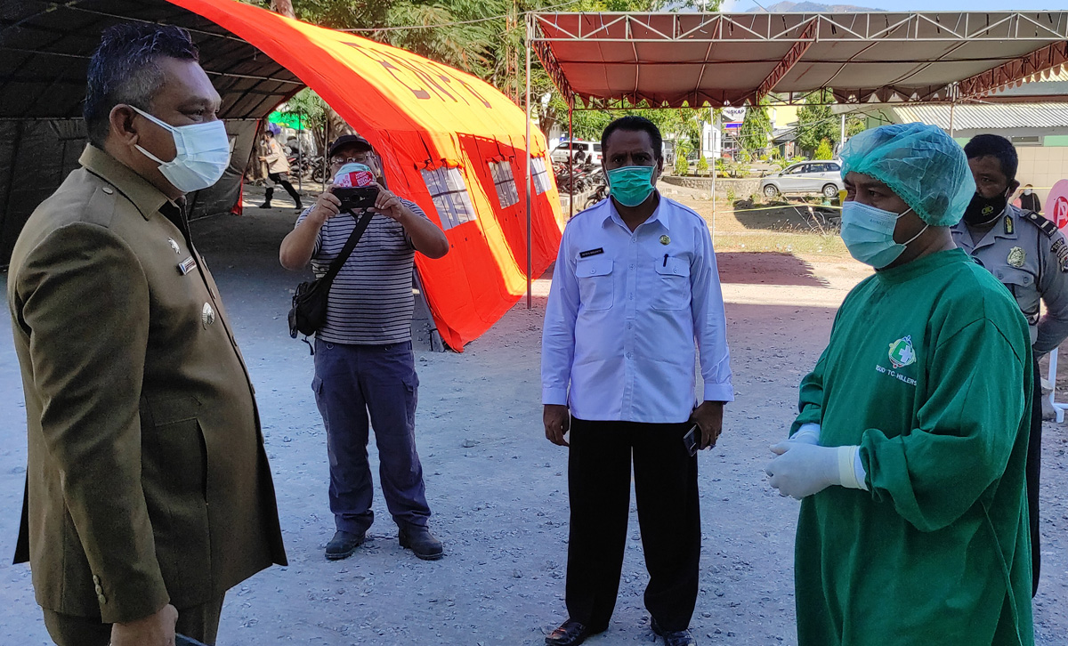 Bupati Sikka Fransiskus Roberto Diogo (kiri) berdiskusi dengan salah satu perawat di ruangan IGD Covid-19 RSUD TC Hillers Maumere. 