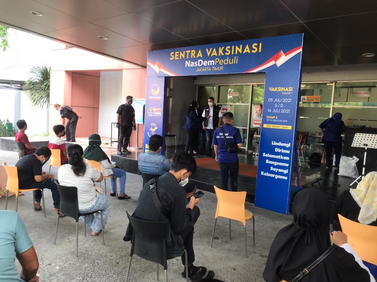 Warga mengantre vaksinasi di Posko Satgas Covid-19 Sentra Vaksinasi NasDem Peduli di kawasan Pulogadung Trade Centre, Jakarta T