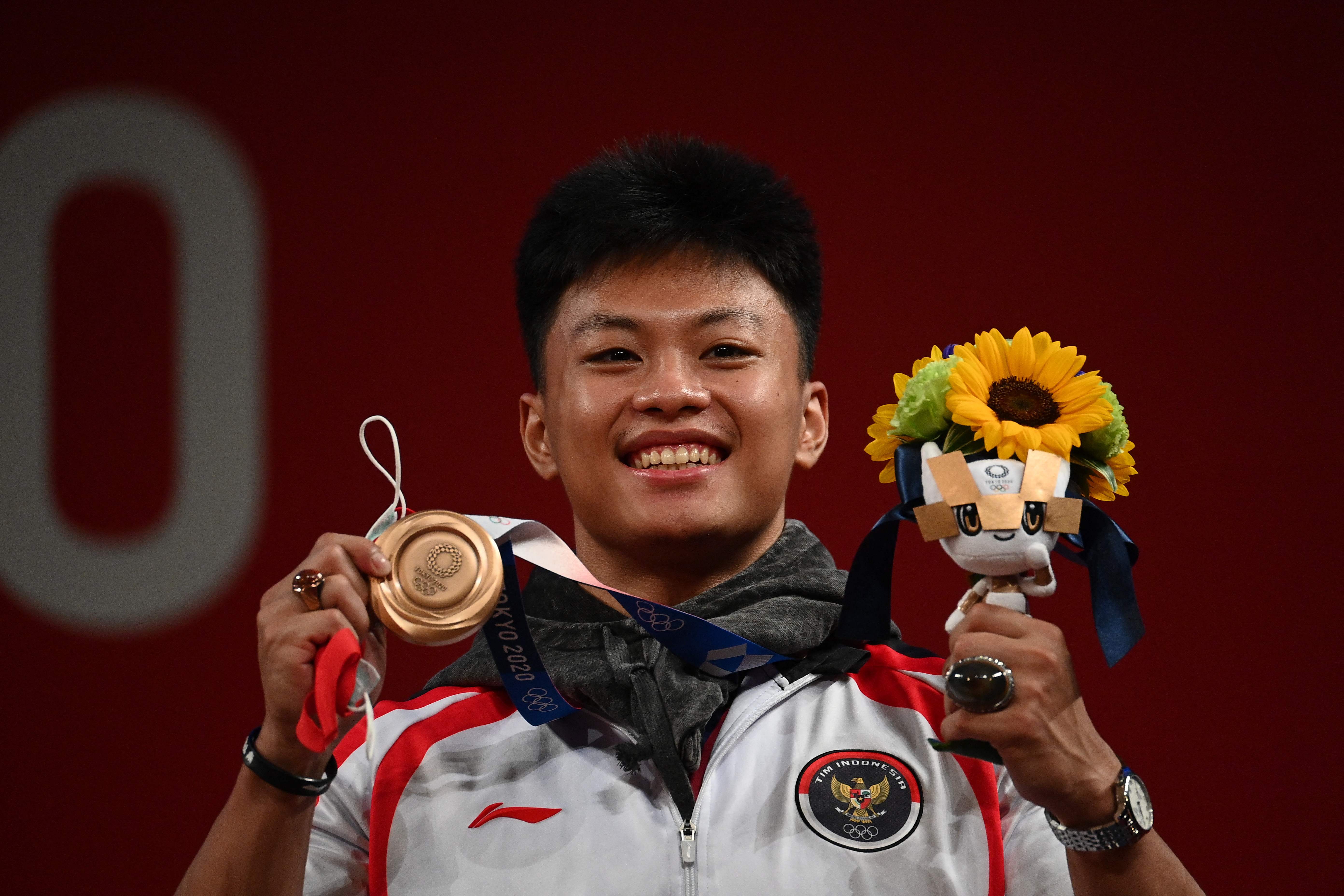 Lifter Rahmat Erwin Abdullah menunjukkan medali perunggu Olimpiade Tokyo 2020