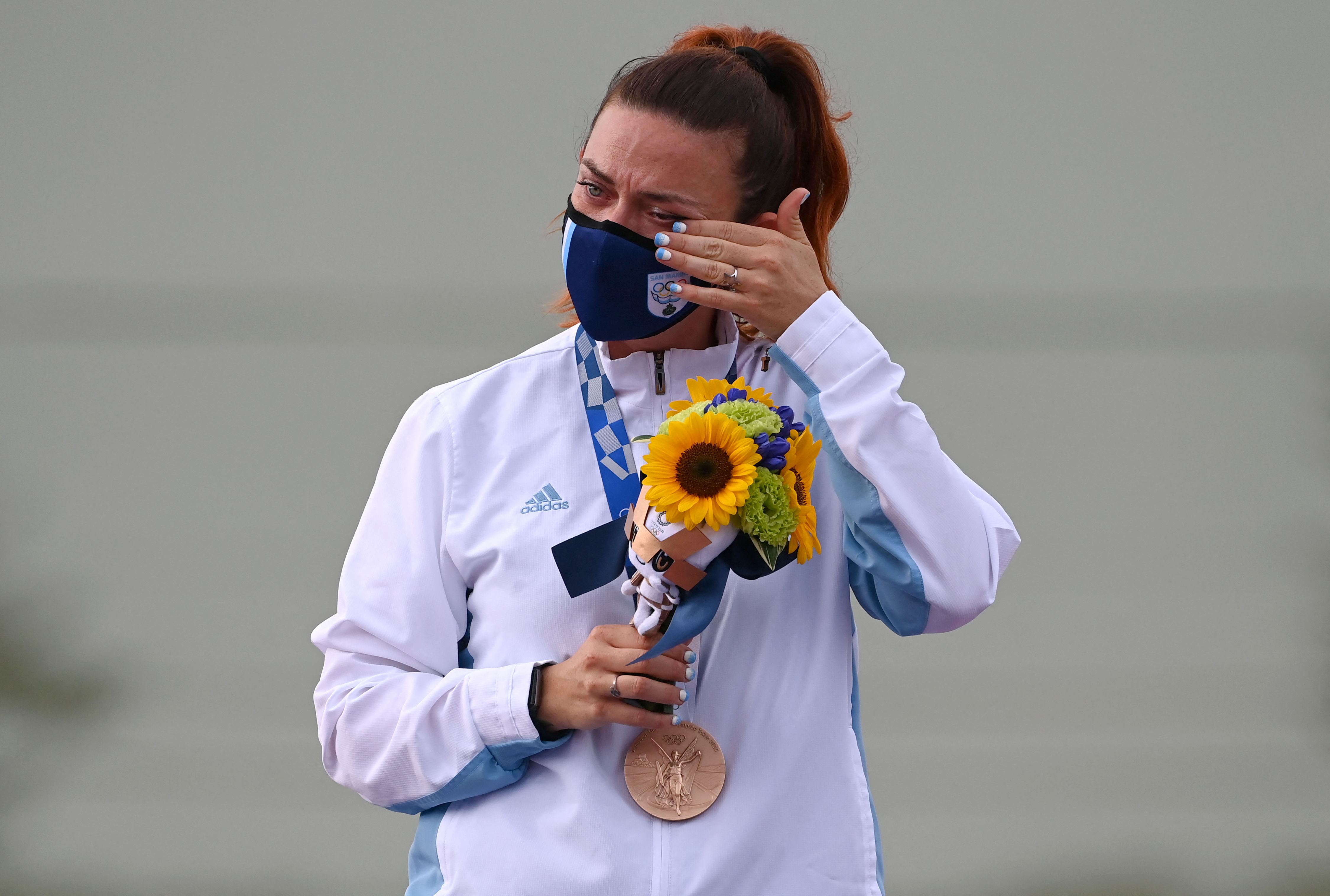  Atlet asal San Marino, Alessandra Perilli, meneteskan air mata setelah meraih medali Perunggu.