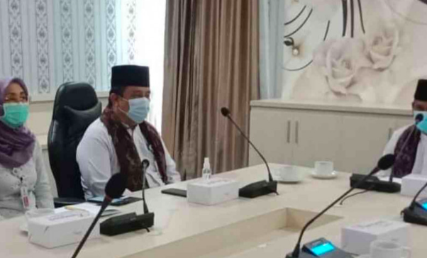 Bupati Bekasi Eka Supria Atmaja (kanan) saat memimpin rapat koordinasi penanganan COVID-19.