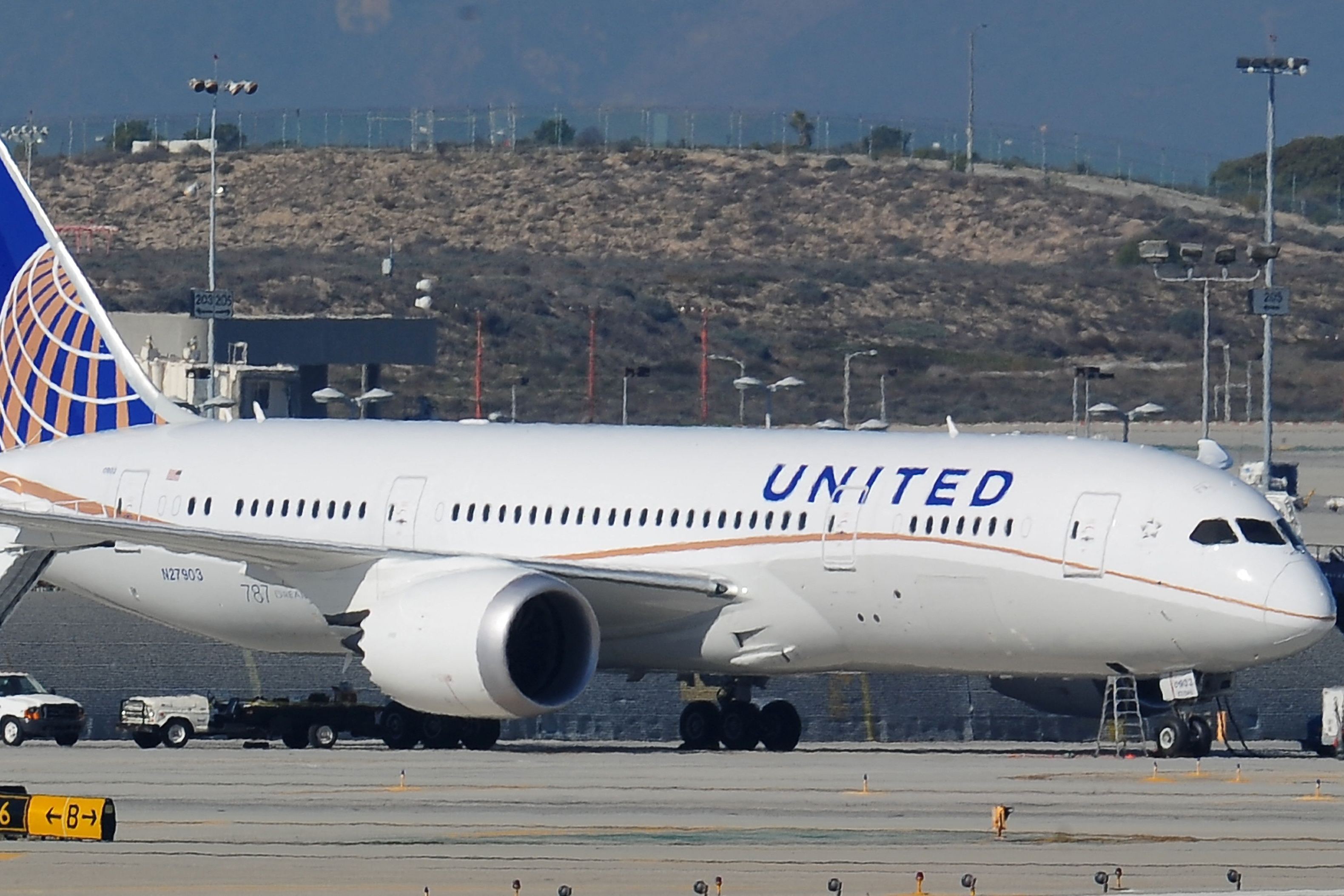 United Boeing 787 Dreamliner terlihat di landasan di Bandara Internasional Los Angeles 17 Januari 2012.