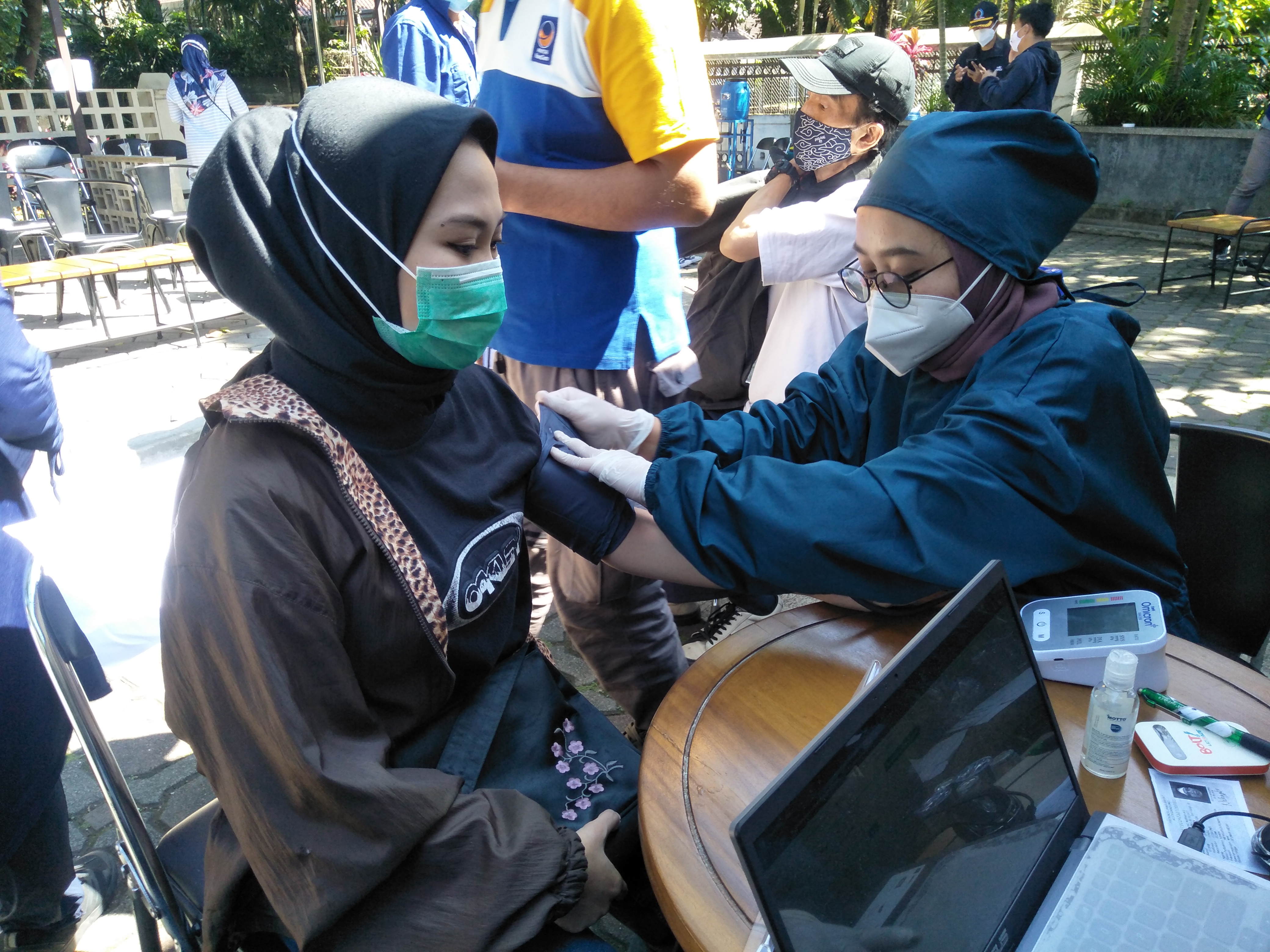 Seorang warga tengah mendapat vaksinasi di kantor Partai NasDem Jawa Barat