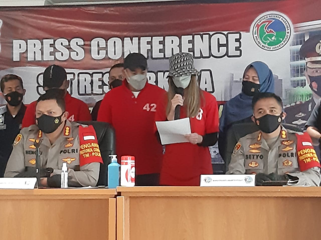 Nia Ramadhani (tiga kanan) dan suami, Ardi Bakrie (empat kanan) saat memberi pernyataan di Polres Jakarta Pusat, Sabtu (10/7).   