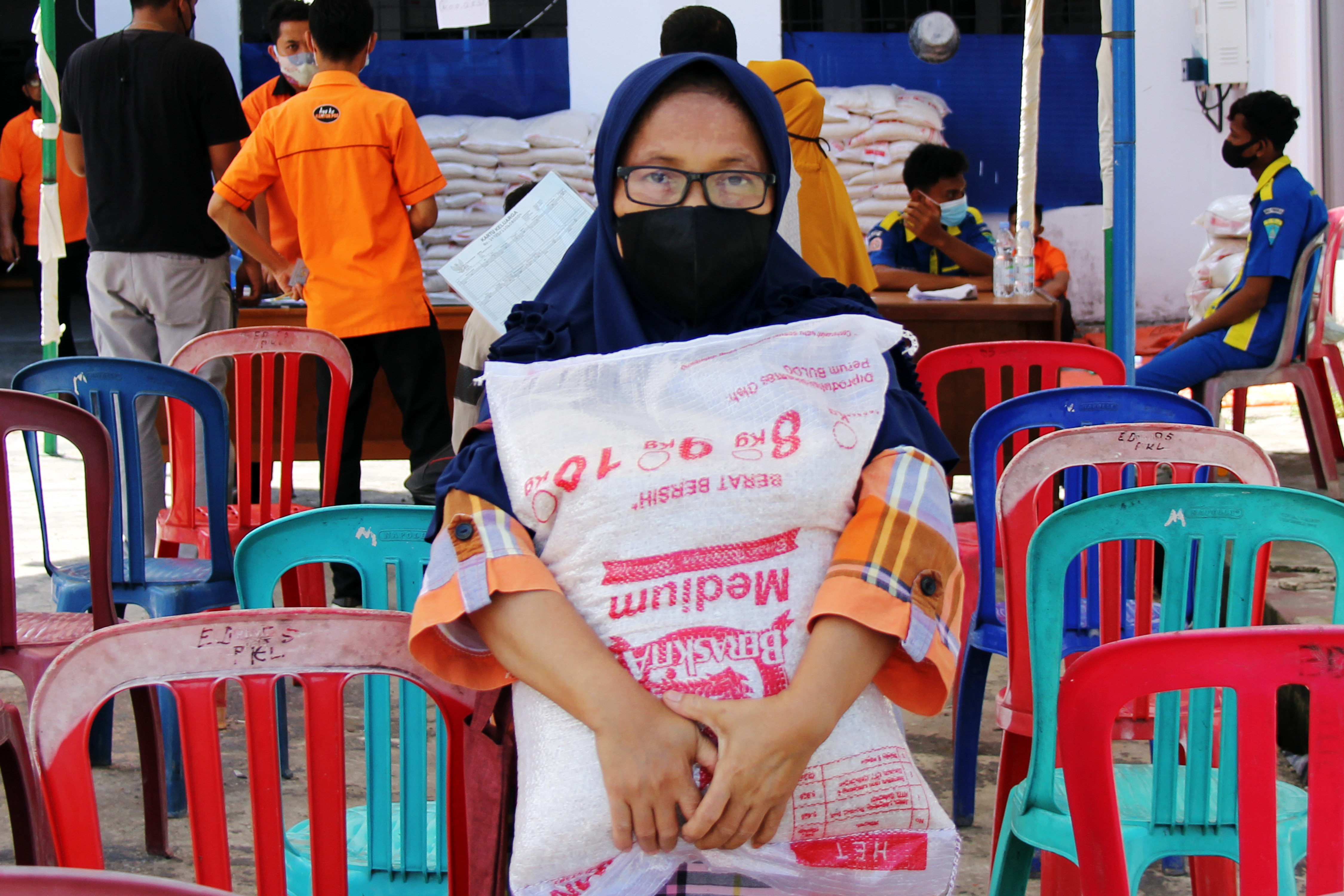 Warag menerima bansos beras 