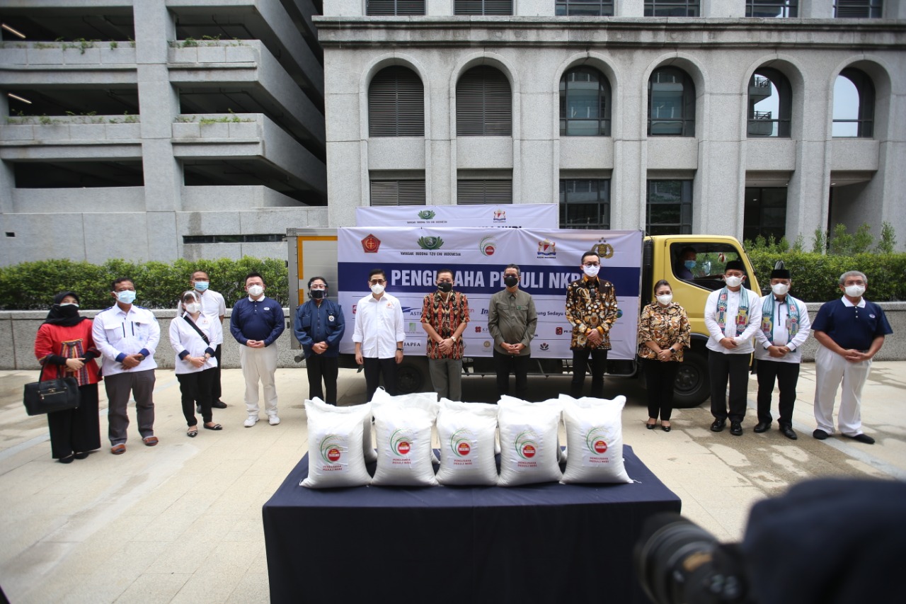 Pengusaha Peduli NKRI memberikan donasi berupa 35.000 ton beras, konsentrator oksigen, aktivasi sentra vaksin, dan obat-obatan.