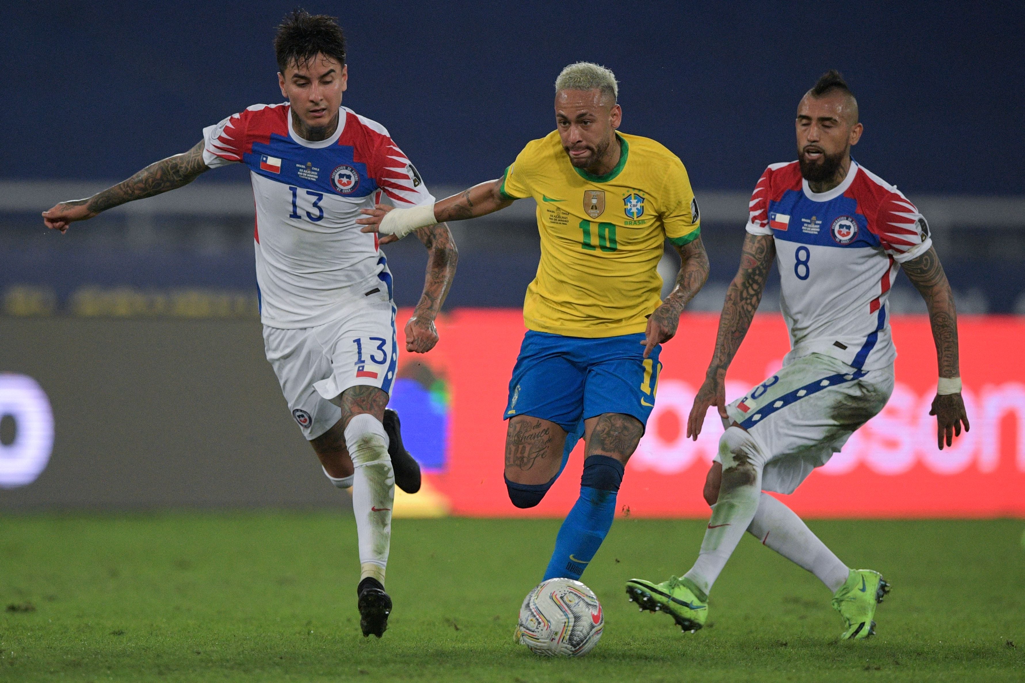 Pemain timnas Brasil Neymar (tengah) dibayang-bayangi dua pemain Cile, Erick Pulgar (kiri) dan Arturo Vidal (kanan) pada laga Copa America.