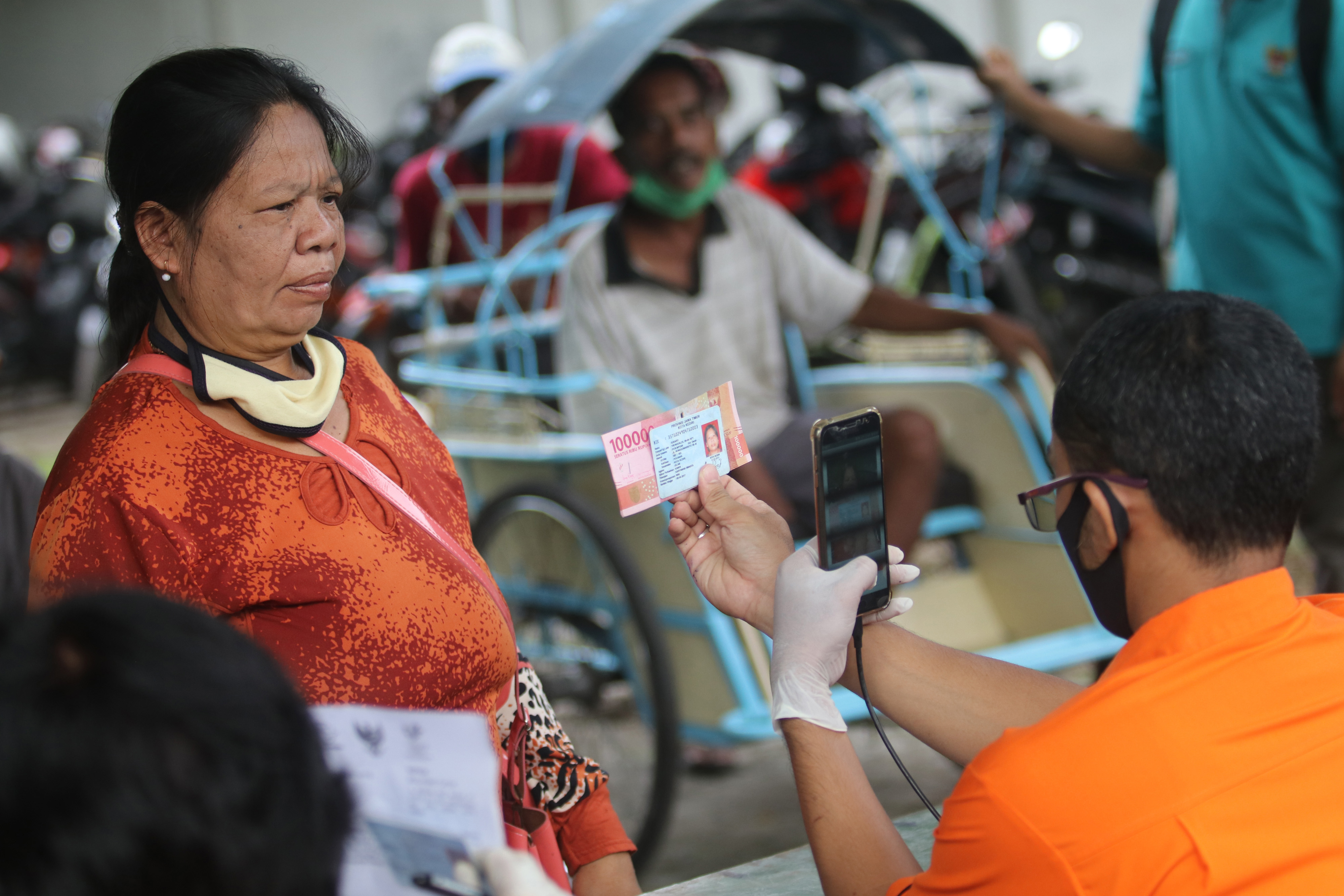Warga terdampak pandemi covid-19 mencairkan BST di kantor Pos Kota Kediri, Jawa Timur.