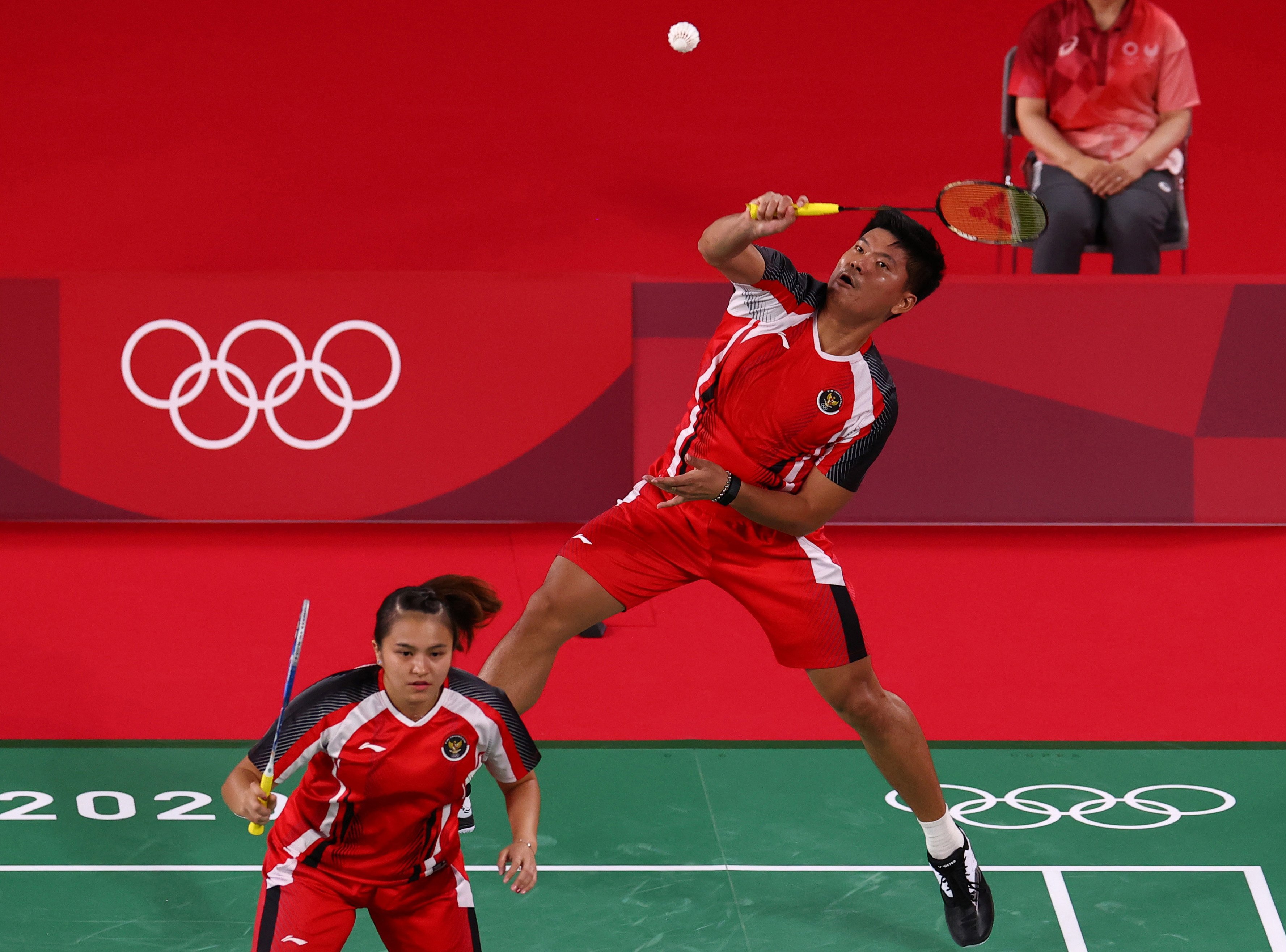 Ganda campuran ndonesia Praveen/Melati saat melawan wakil dari Denmark di Olimpiade Tokyo.