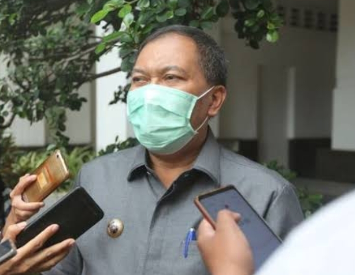 Wali Kota Bandung, Oded M Danial, saat diwawancarai wartawan.  