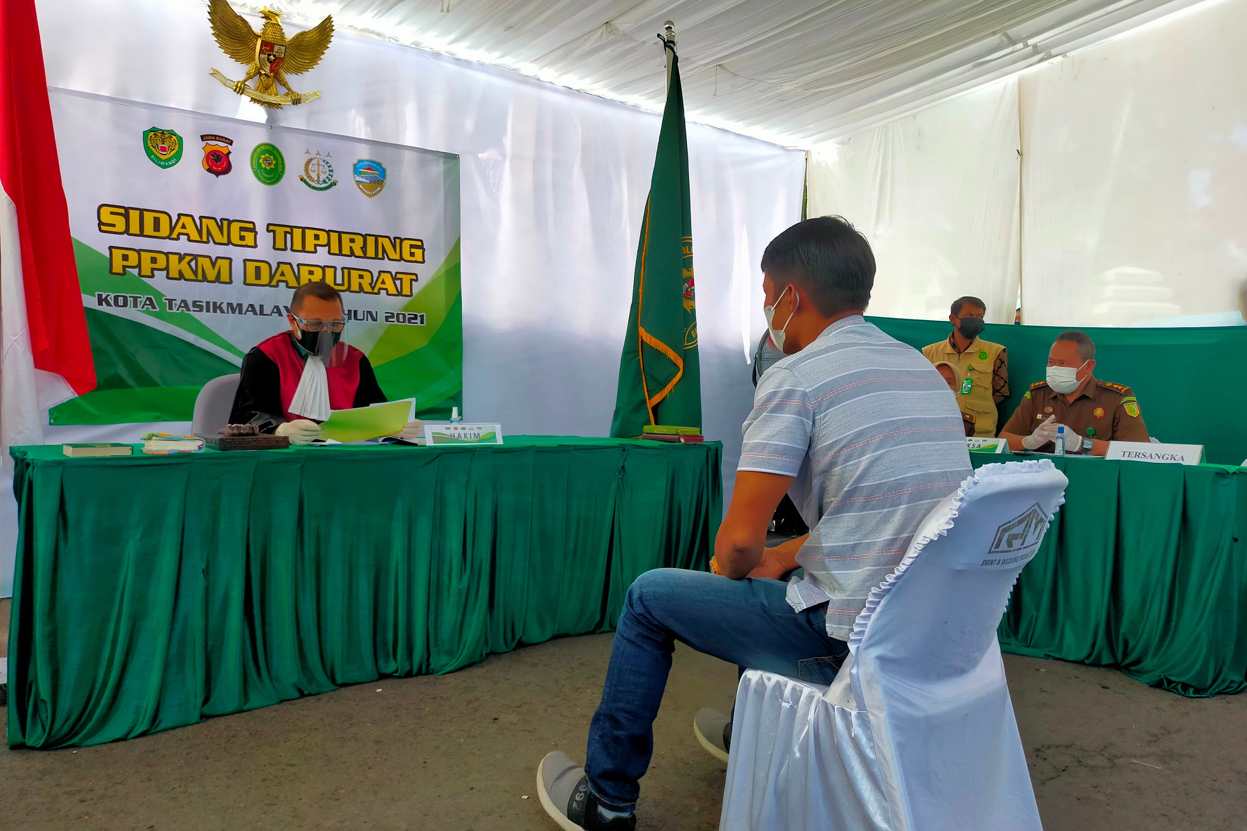 Ketua Majelis Hakim PN Kelas I A Tasikmalaya MochMartin Helmi membacakan putusan bagi para pelanggar PPKM Darurat, Kamis (8/7).