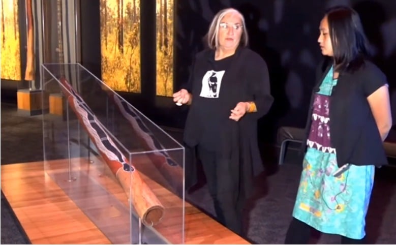 Kepala Pusat Kuratorial Pengetahuan Adat Museum Nasional Australia Margo Neale (kiri).