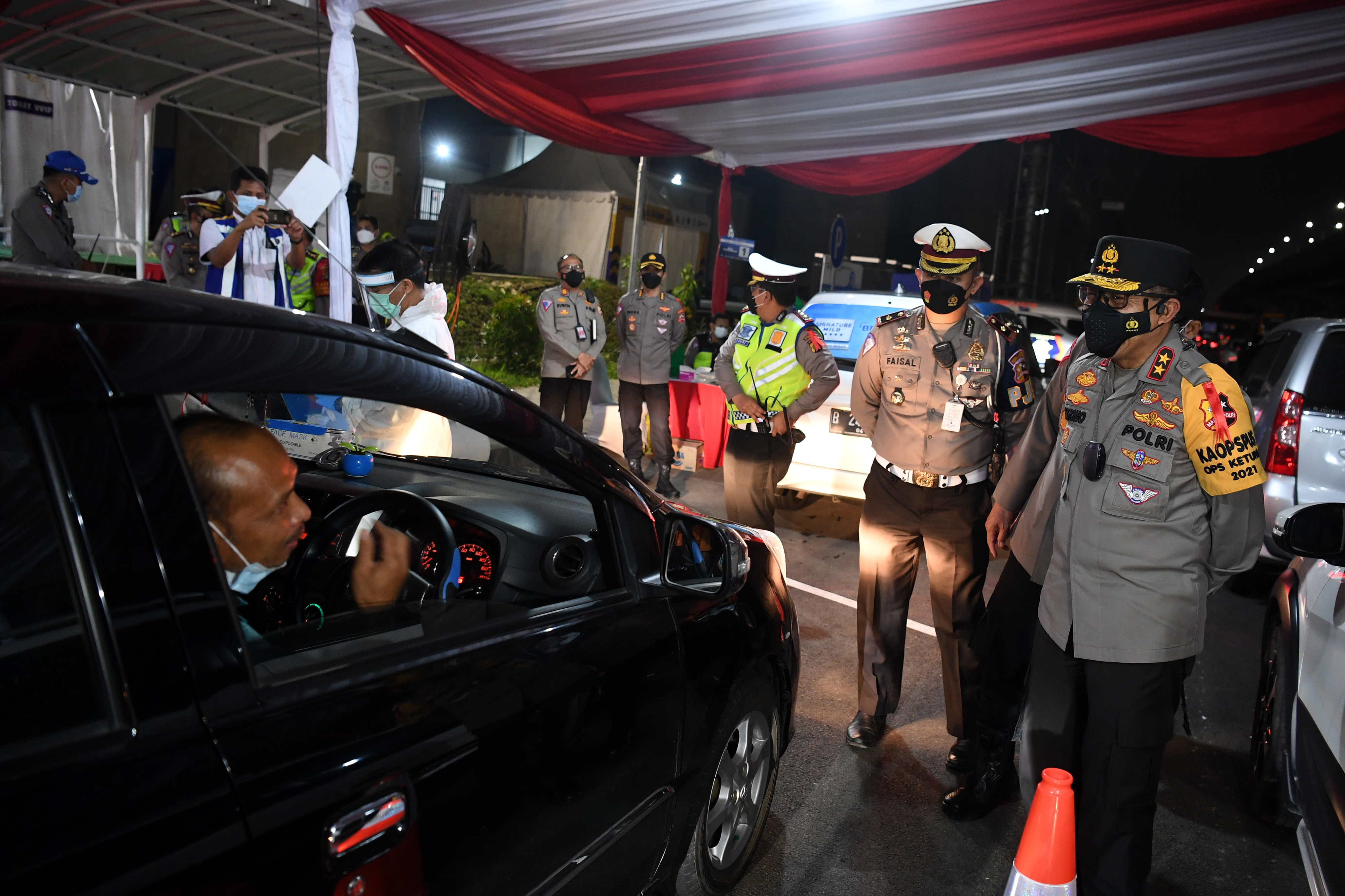 Kepala Korps Lalu Lintas Polri Irjen Pol Istiono (kanan) berbincang dengan pengendara mobil saat pemeriksaan kesehatan.