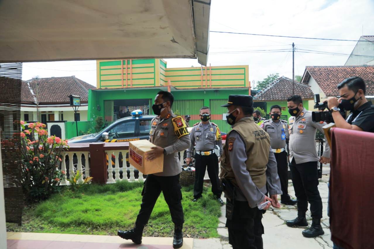 Kapolresta Tasikmalaya, AKBP Doni Hermawan membawakan sembako bagi pasien isolasi mandiri secara door to door di Kecamatan Tamansari.