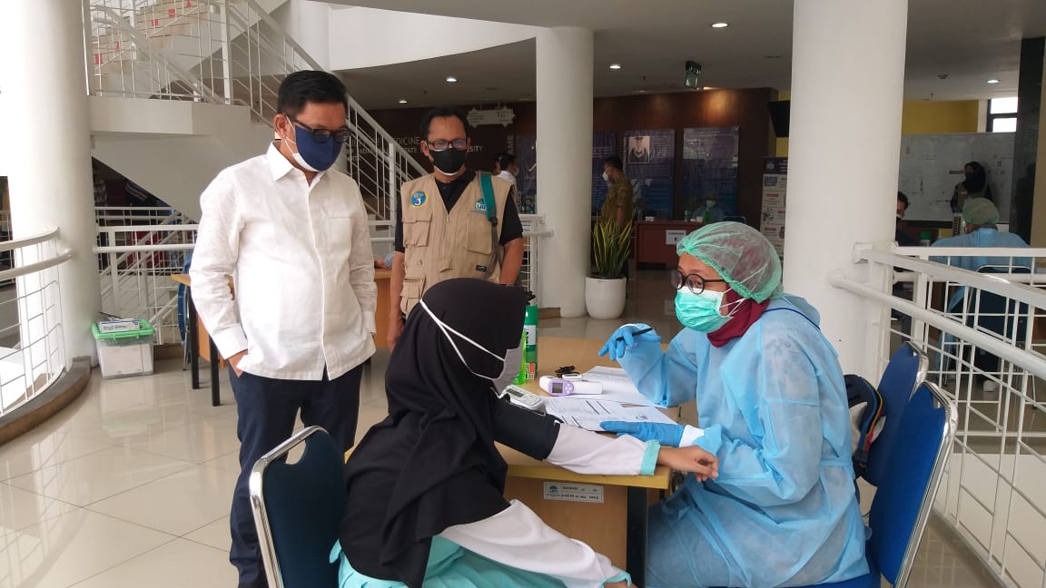 Ace Hasan Syadzily (kemeja putih) memantau vaksinasi di UIN Jakarta.