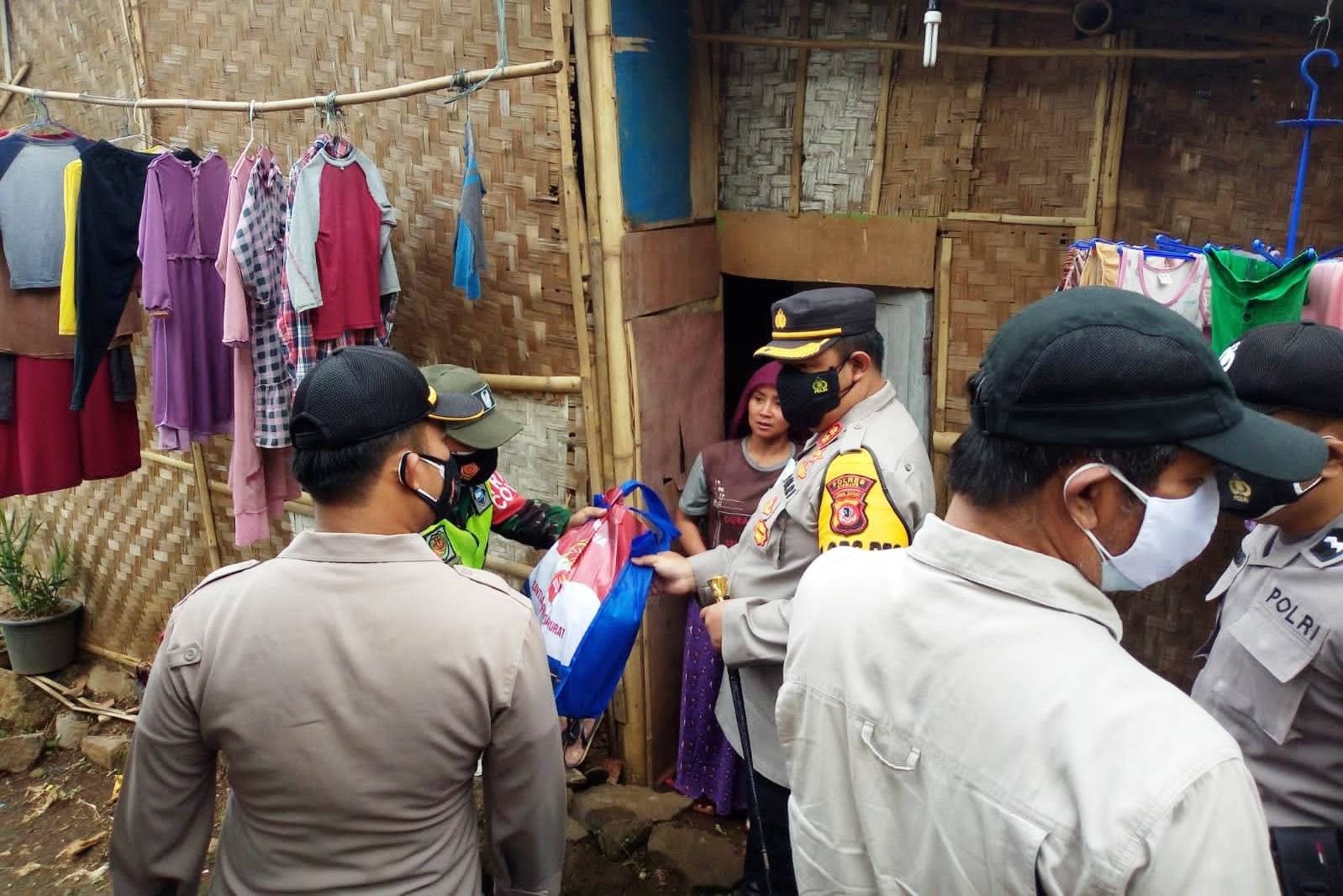 Kapolres Cianjur, Jawa Barat, AKB M Rifai, membagikan langsung paket sembako dari rumah ke rumah di Kecamatan Pacet, Sabtu (24/7).