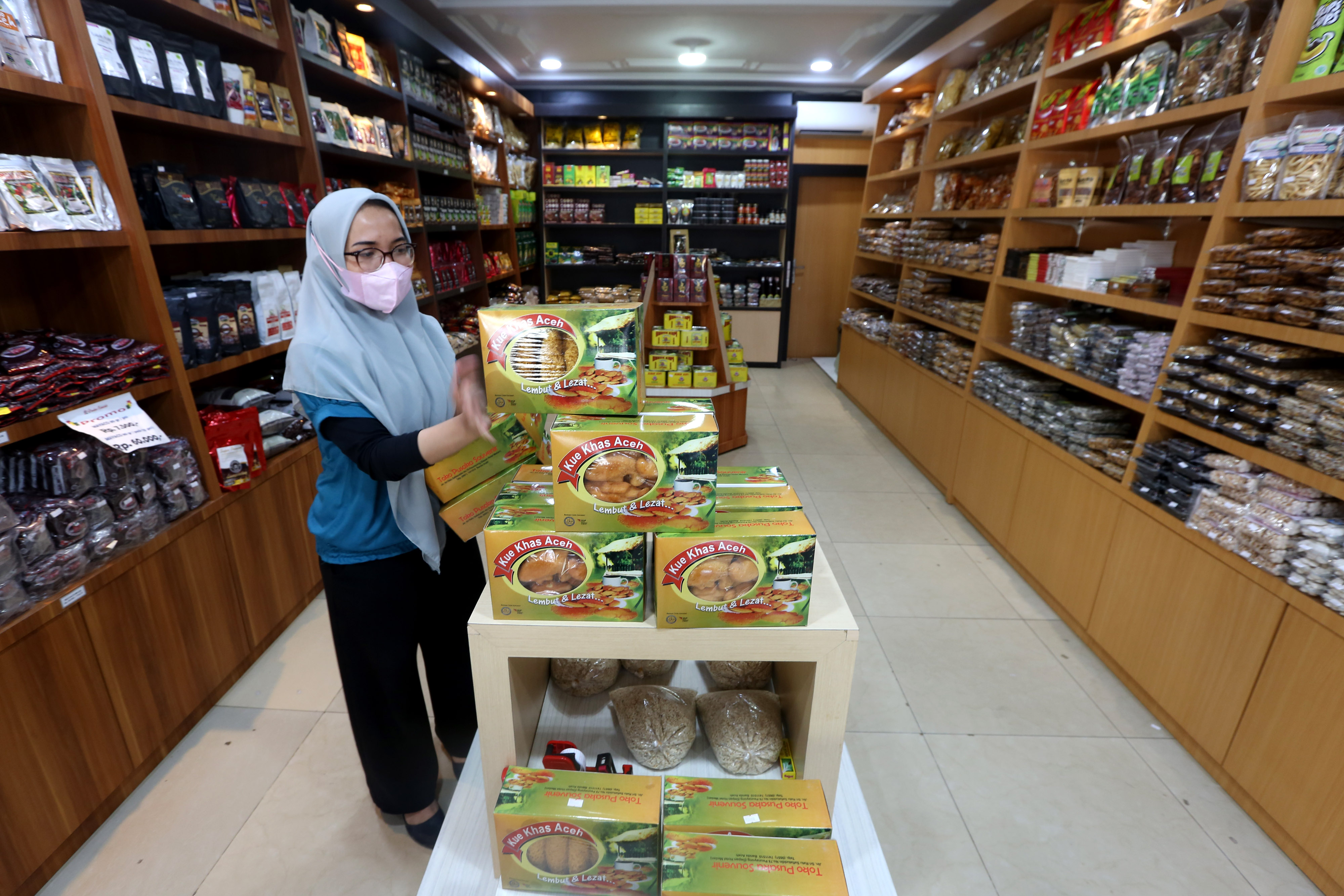 Pekerja menata berbagai produk UMKM yang juga dipasarkan secara daring atau digital di Pusaka Sauvenir, Peunayong, Banda Aceh.