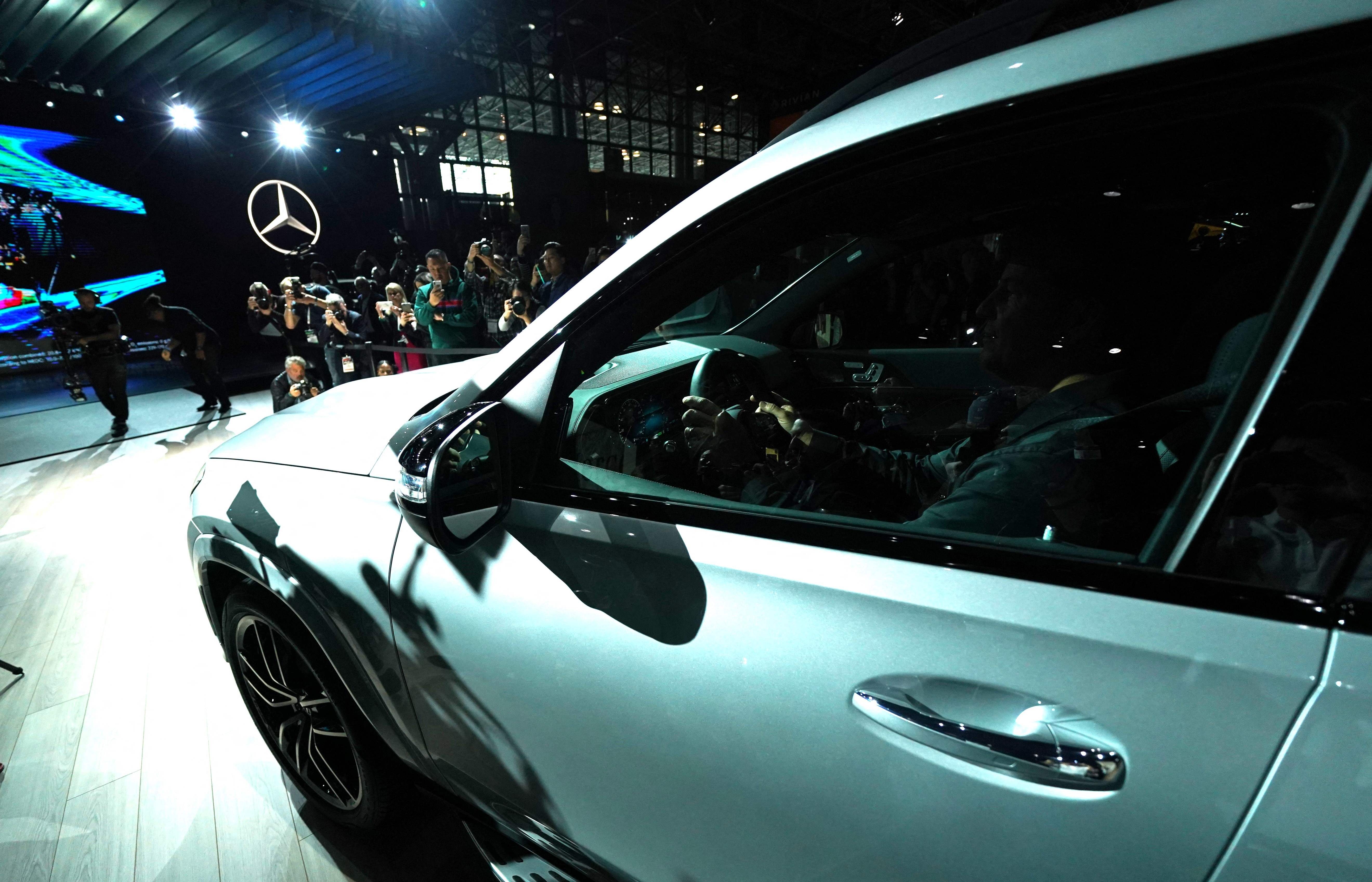 Sebuah mobil Mercedes Benz dipamerkan di New York Auto Show pada 2019 lalu.