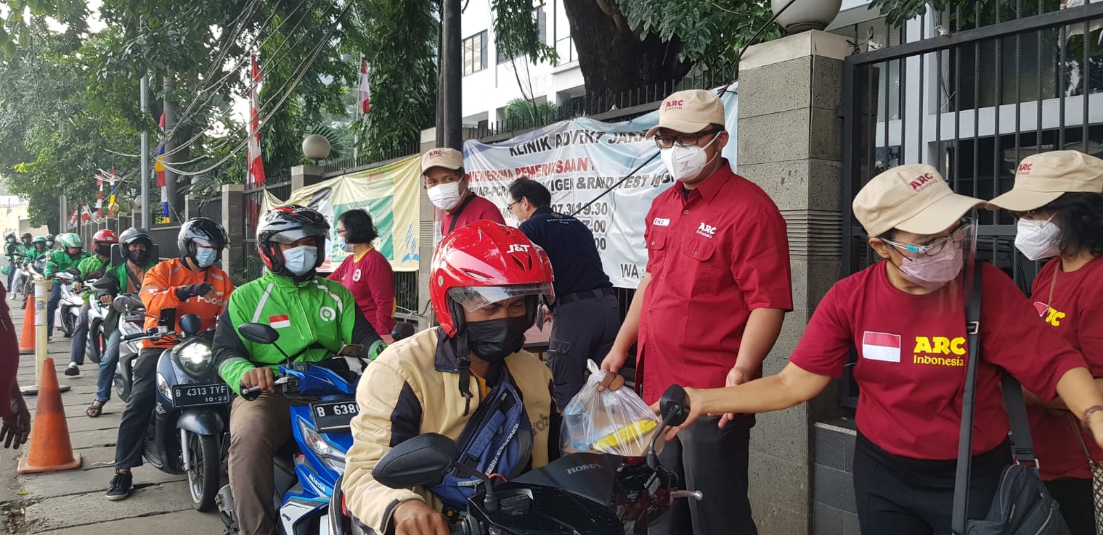 Pembagian paket bantuan dari ARC untuk warga terdampak Covid-19