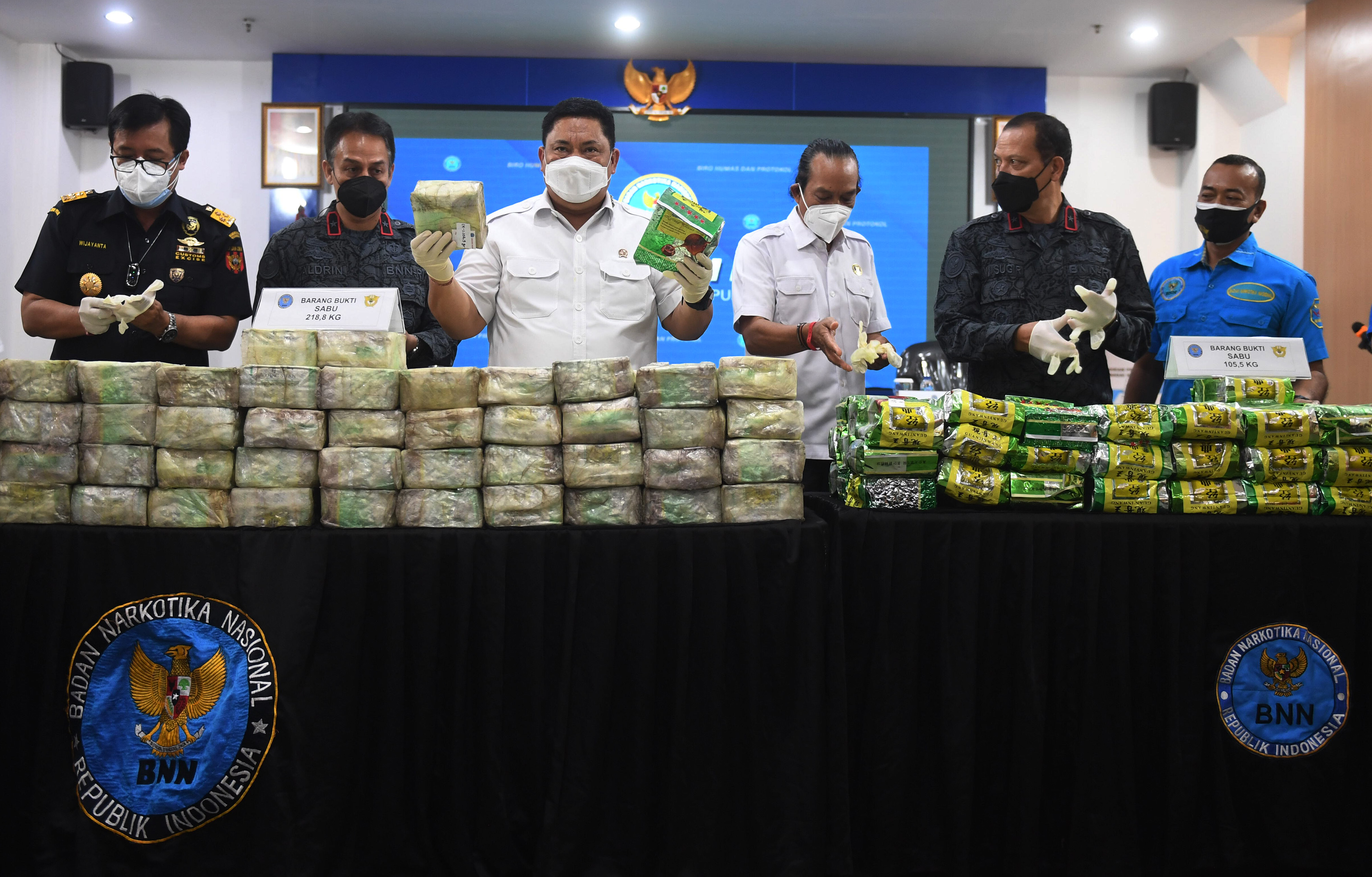 Kepala BNN Komjen Pol Petrus Reinhard Golose (ketiga kiri) menunjukkan barang bukti saat pengungkapan kasus penyelundupan sabu, Kamis (19/8)