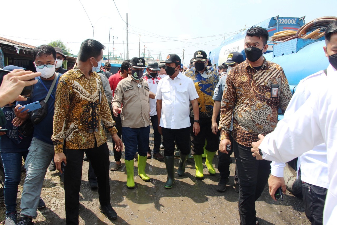 Menteri Kelautan dan Perikanan,  Sakti Wahyu Trenggono (baju putih) di Pelabuhan Perikanan Tegalsari, Kota Tegal, Jawa Tengah.