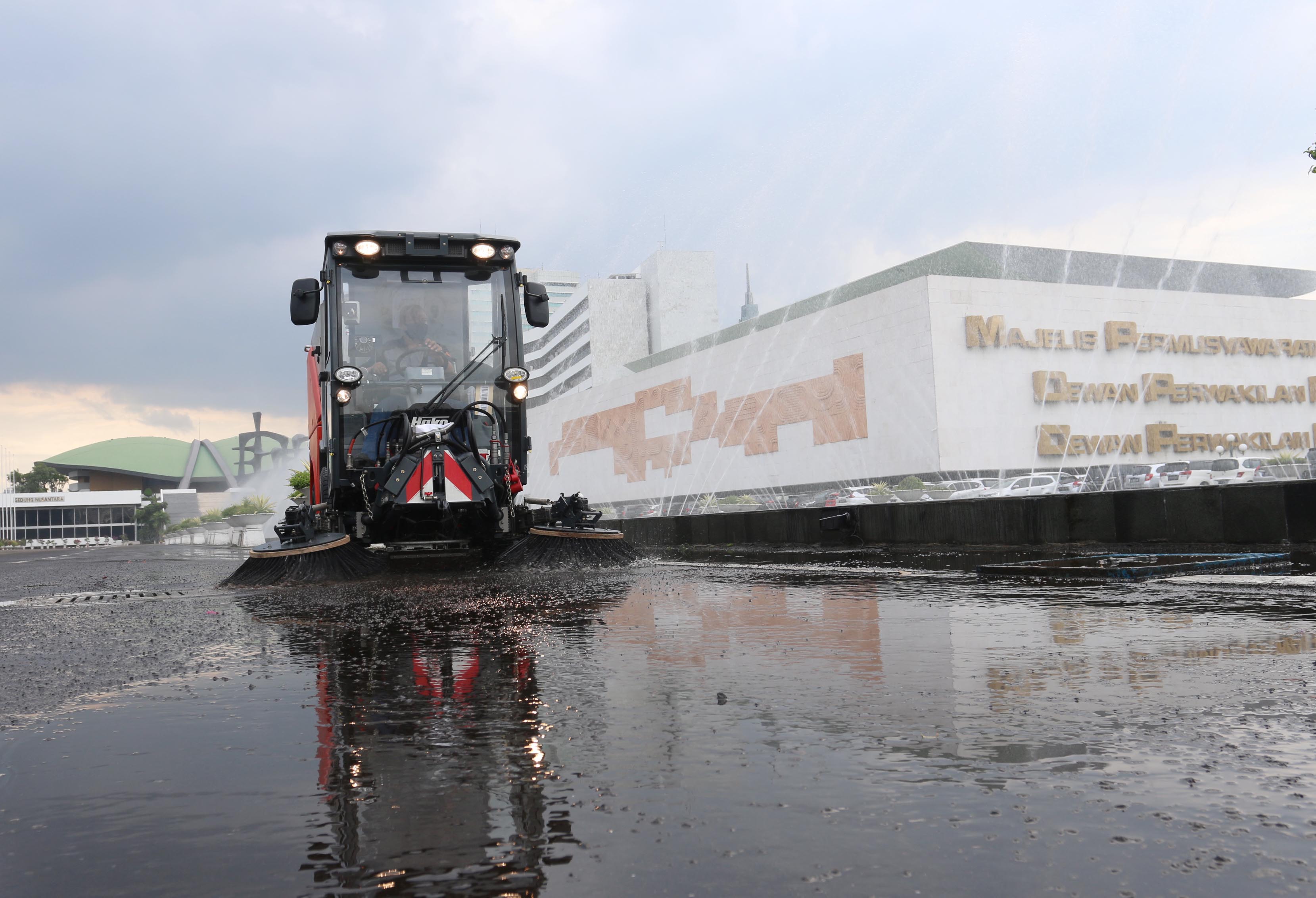 Mobil penyapu jalan otomatis beroperasi di kompleks DPR/MPR