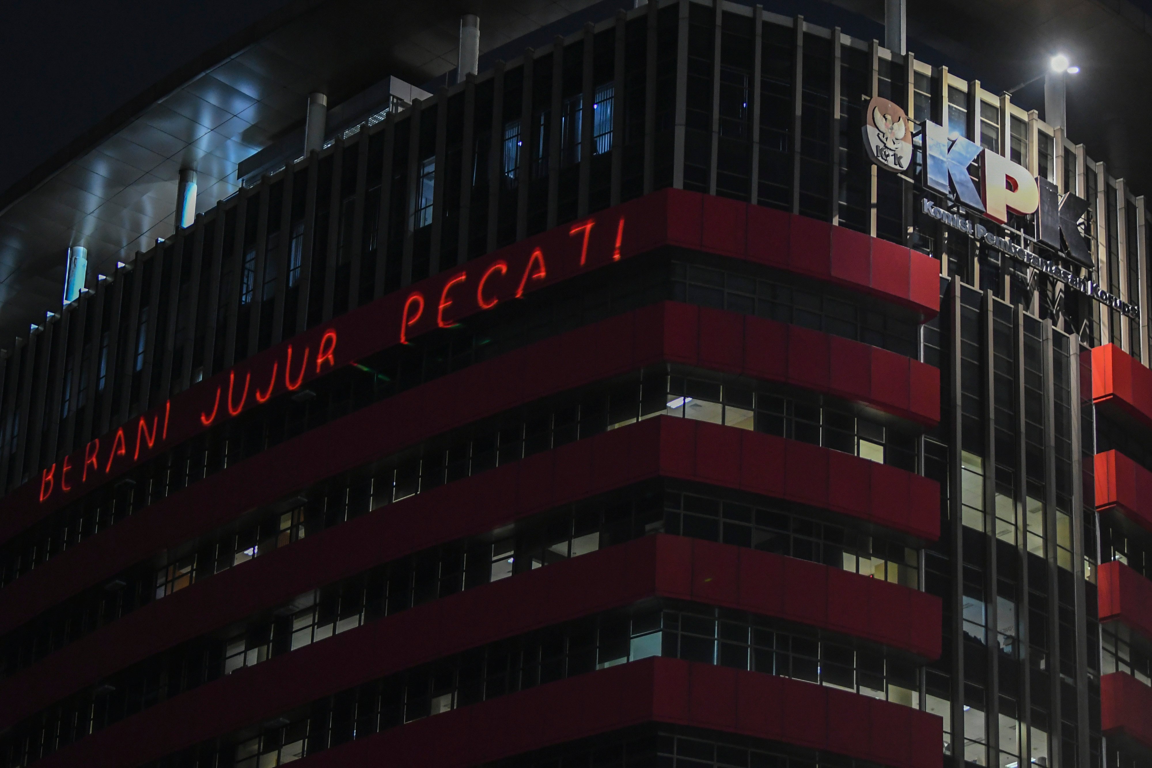  Aktivis Greenpeace menembakan sinar laser yang bertuliskan #BeraniJujurPecat saat menggelar aksi di Gedung Merah Putih KPK