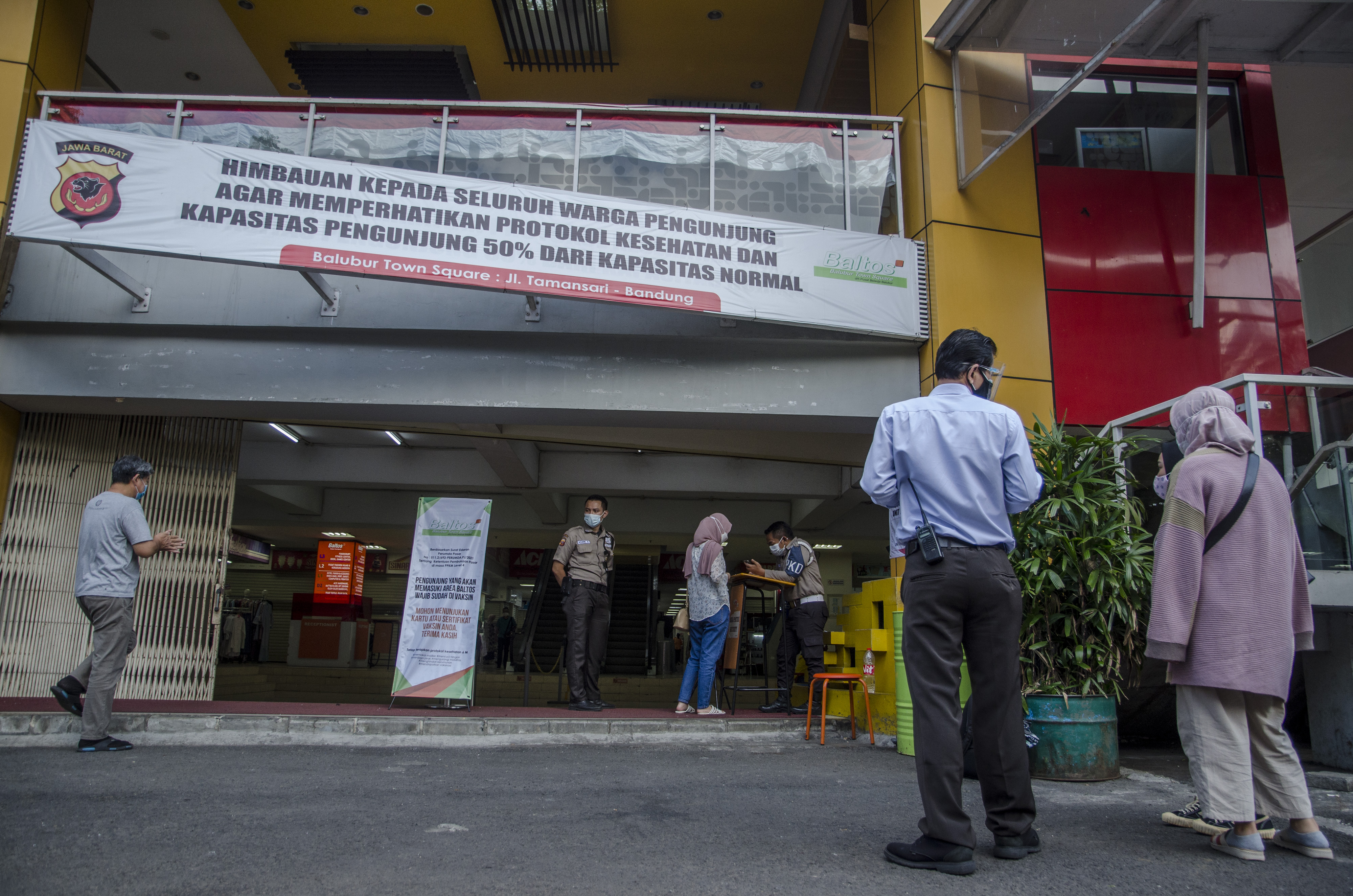 Petugas memeriksa bukti vaksin covid-19 pengunjung Pusat perbelanjaan Balubur Town Square (Baltos) di Bandung, Jawa Barat.
