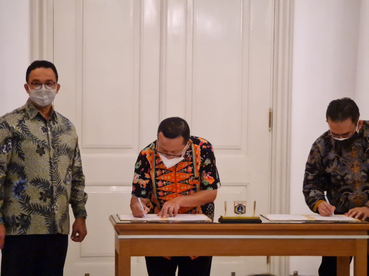 Gubernur DKI Anies Baswedan, Saat Suharto Amjad Wakil Ketua Baznas Bazis DKI (tengah), dan Ketua Yayasan Dompet Dhuafa Nasyith Majidi.