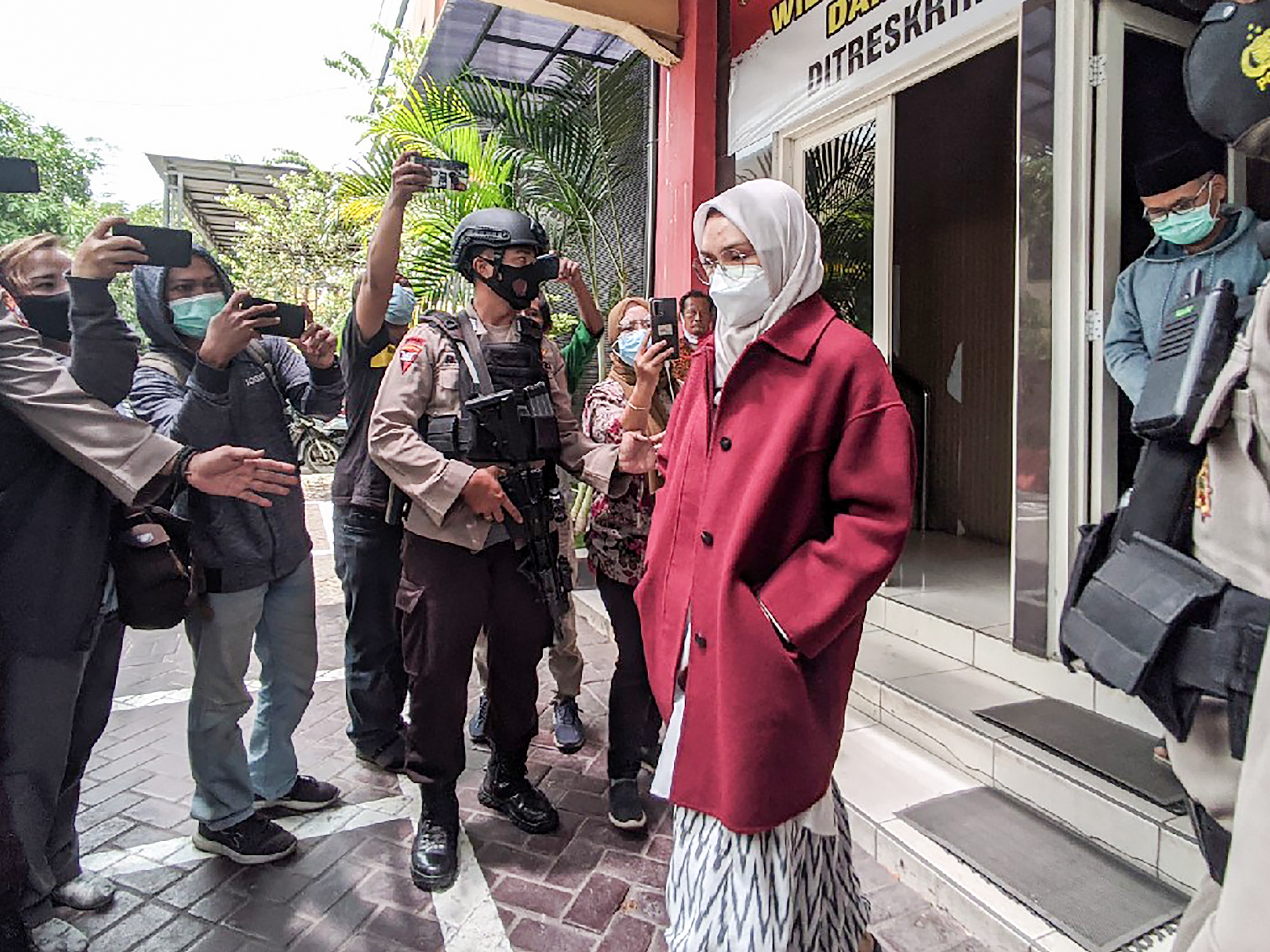 Bupati Probolinggo Puput Tantriana Sari (kedua kanan) keluar dari ruang Ditreskrimsus Polda Jatim, Surabaya, Jawa Timur, Senin (30/8).