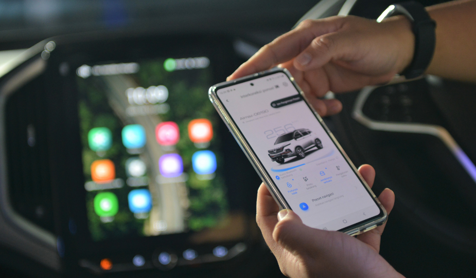  Almaz RS didukung IoV ialah teknologi yang menghubungkan pengguna dengan kendaraan melalui aplikasi MyWuling+ serta head unit.