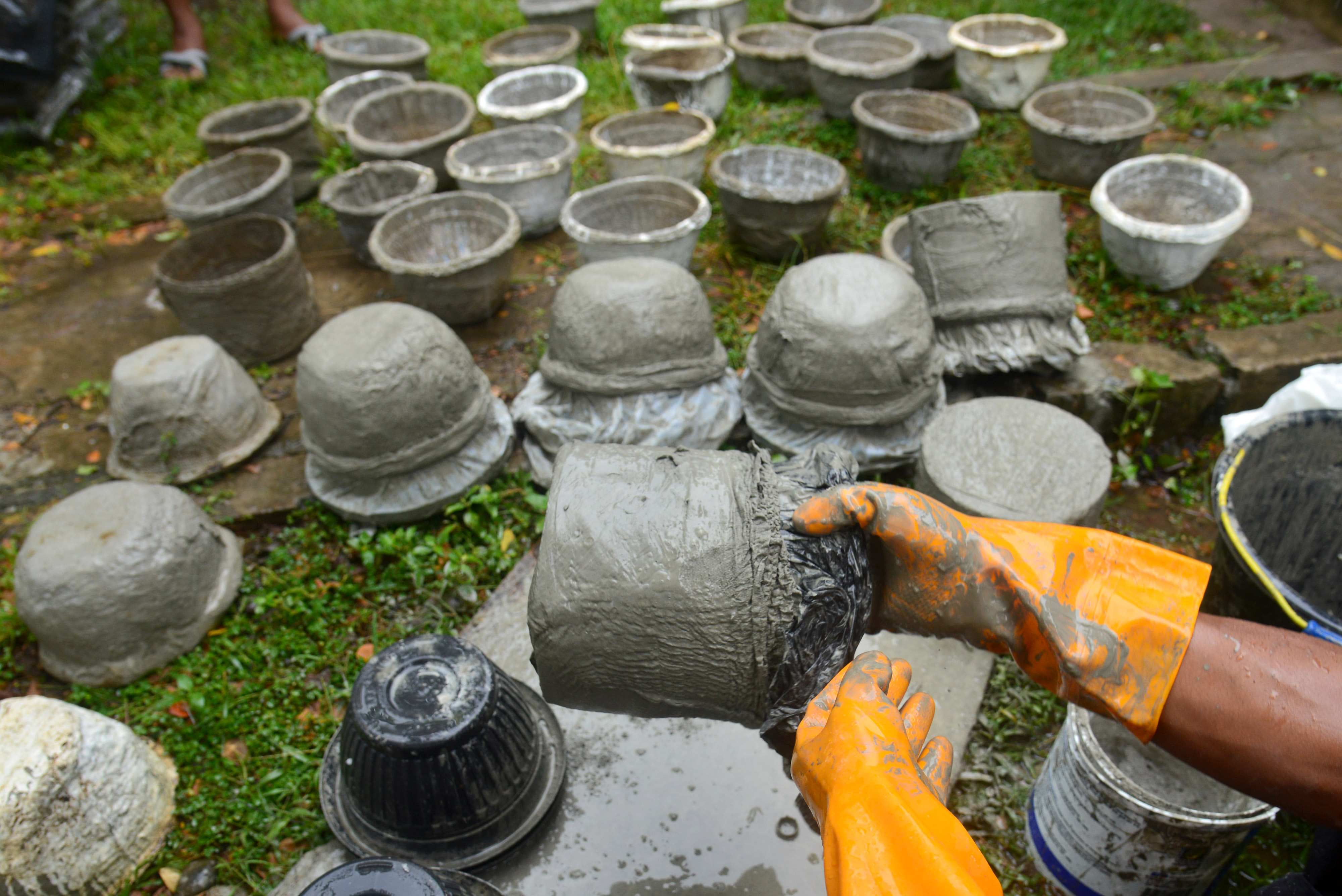 Perajin memproduksi pot bunga berbahan limbah popok bayi dan semen di Desa Mata Ie, kabupaten Aceh Besar, Aceh, Jumat (25/6/2021).