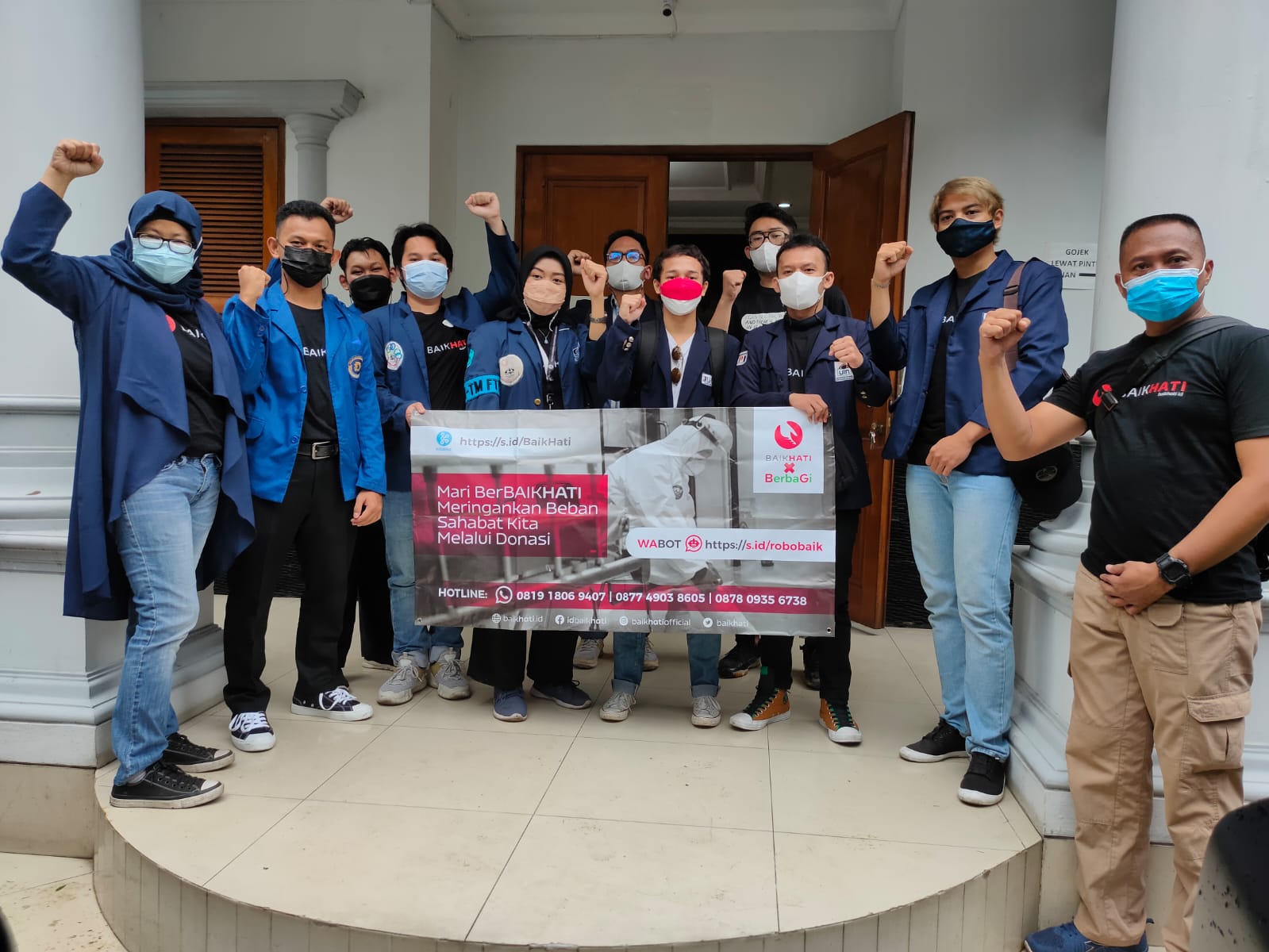 Sejumlah mahasiswa dari berbagai kampus melakukan penyaluran sembako bagi warga yang terdampak pandemi Covid-19. 