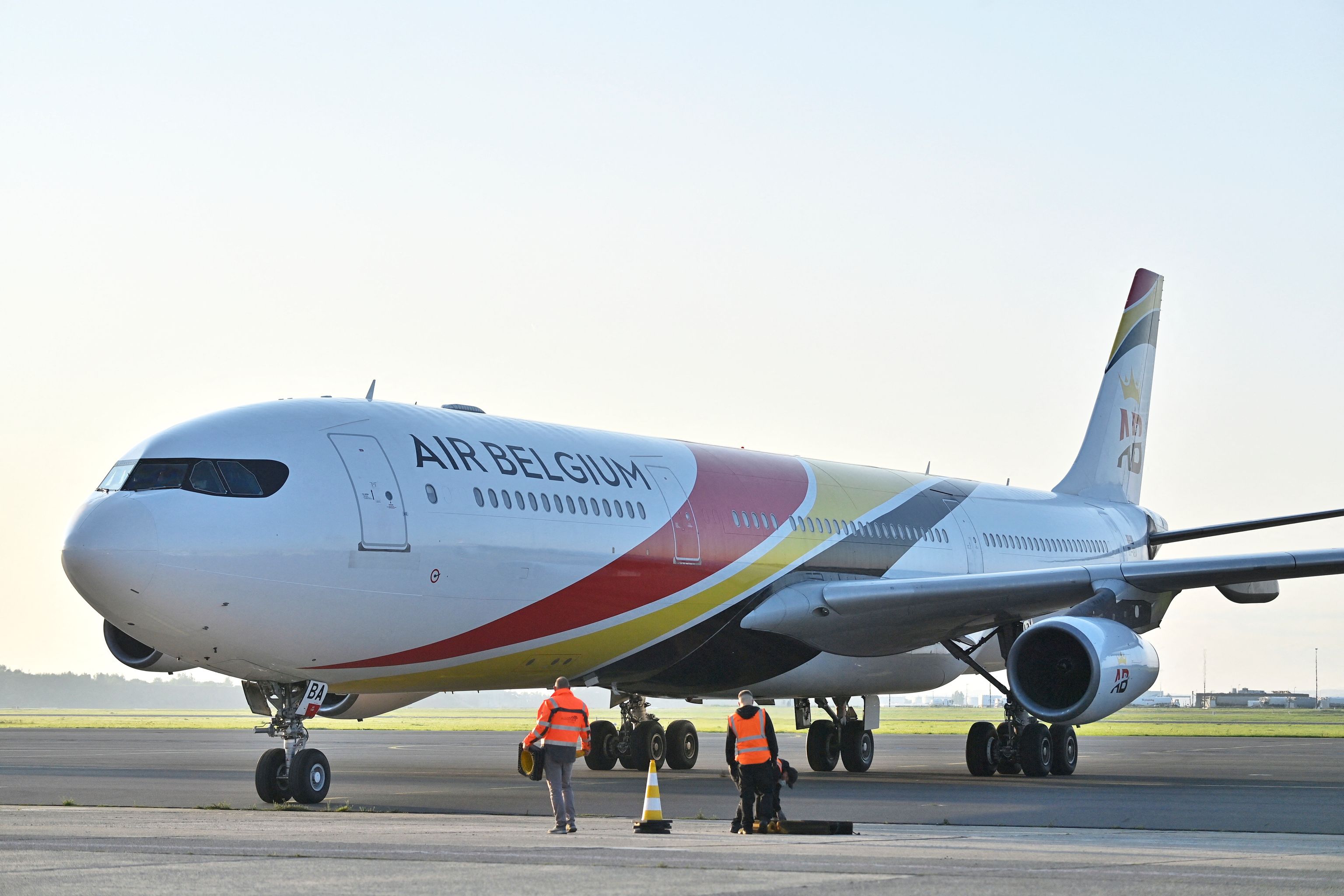 Warga Afghanistan Diizinkan Naik Penerbangan Komersial Setelah 31 Agustus