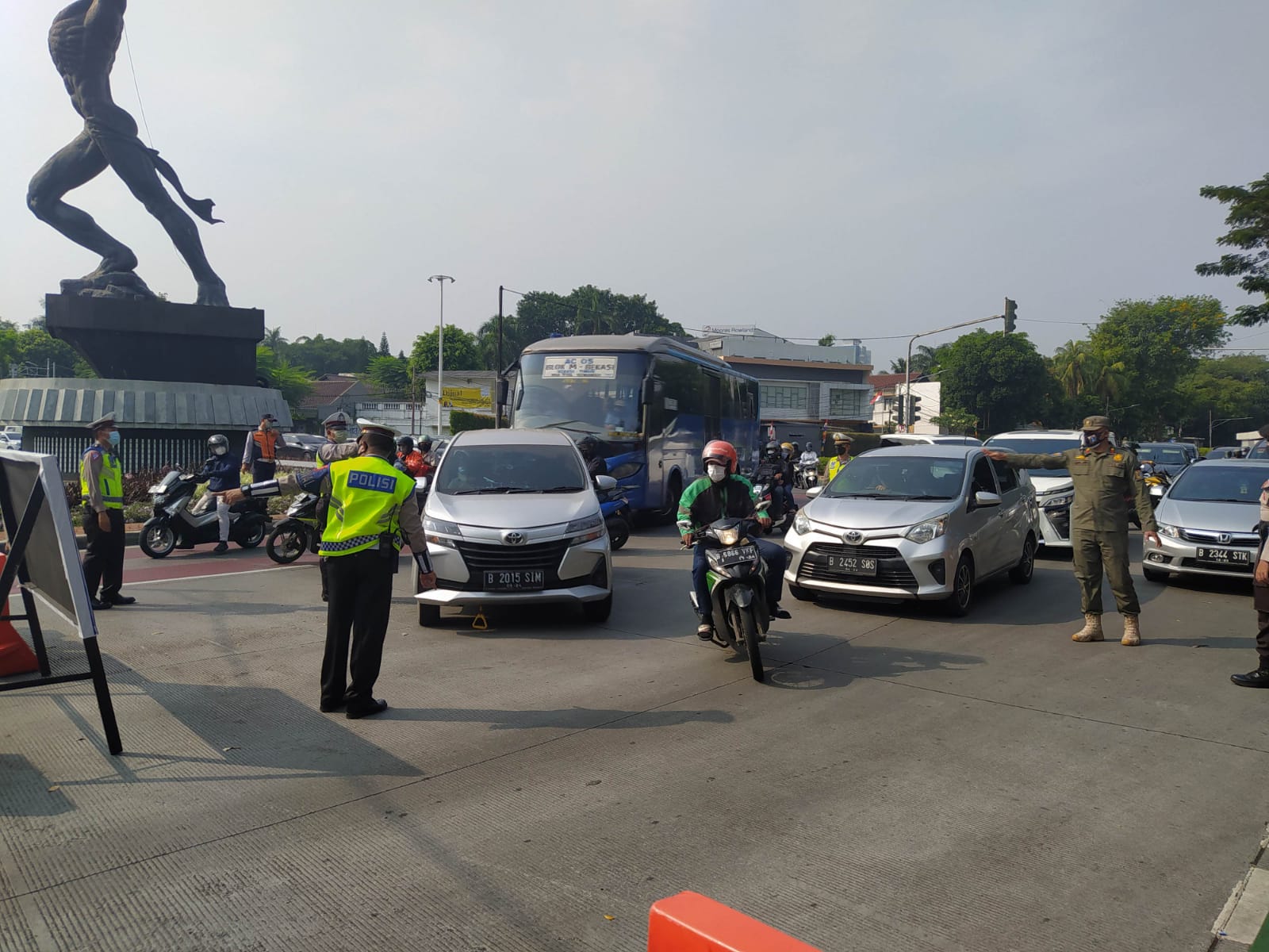 Mobil Pelat RFR Tak Terima Diputar Balik, Polisi Pasrah Aja